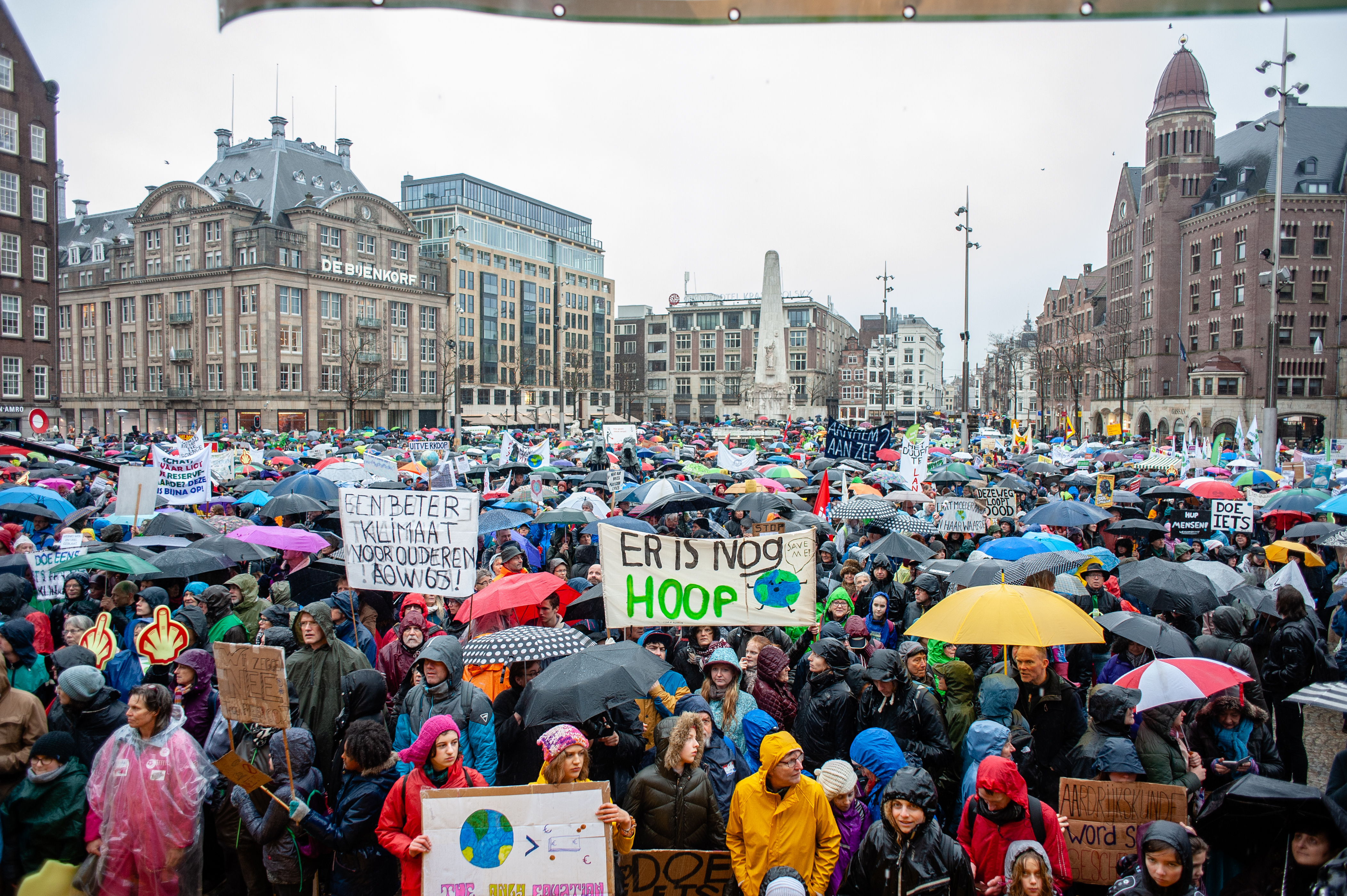 40 ezer ember vonult fel az első amszterdami „klímameneten”