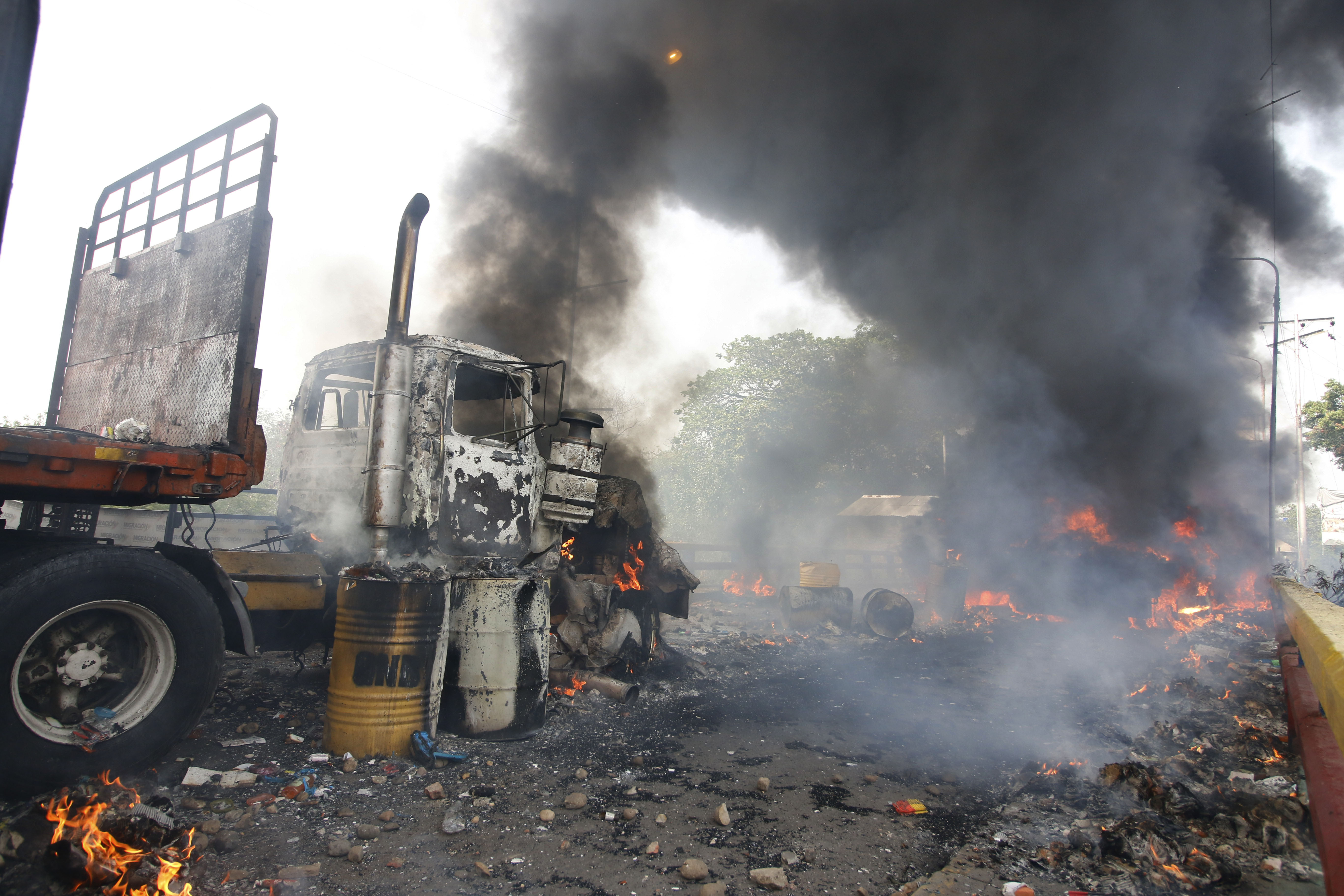 Nem a venezuelai kormányerők, hanem véletlenül a tüntetők gyújthatták fel a segélyszállítmánnyal megrakott teherautót
