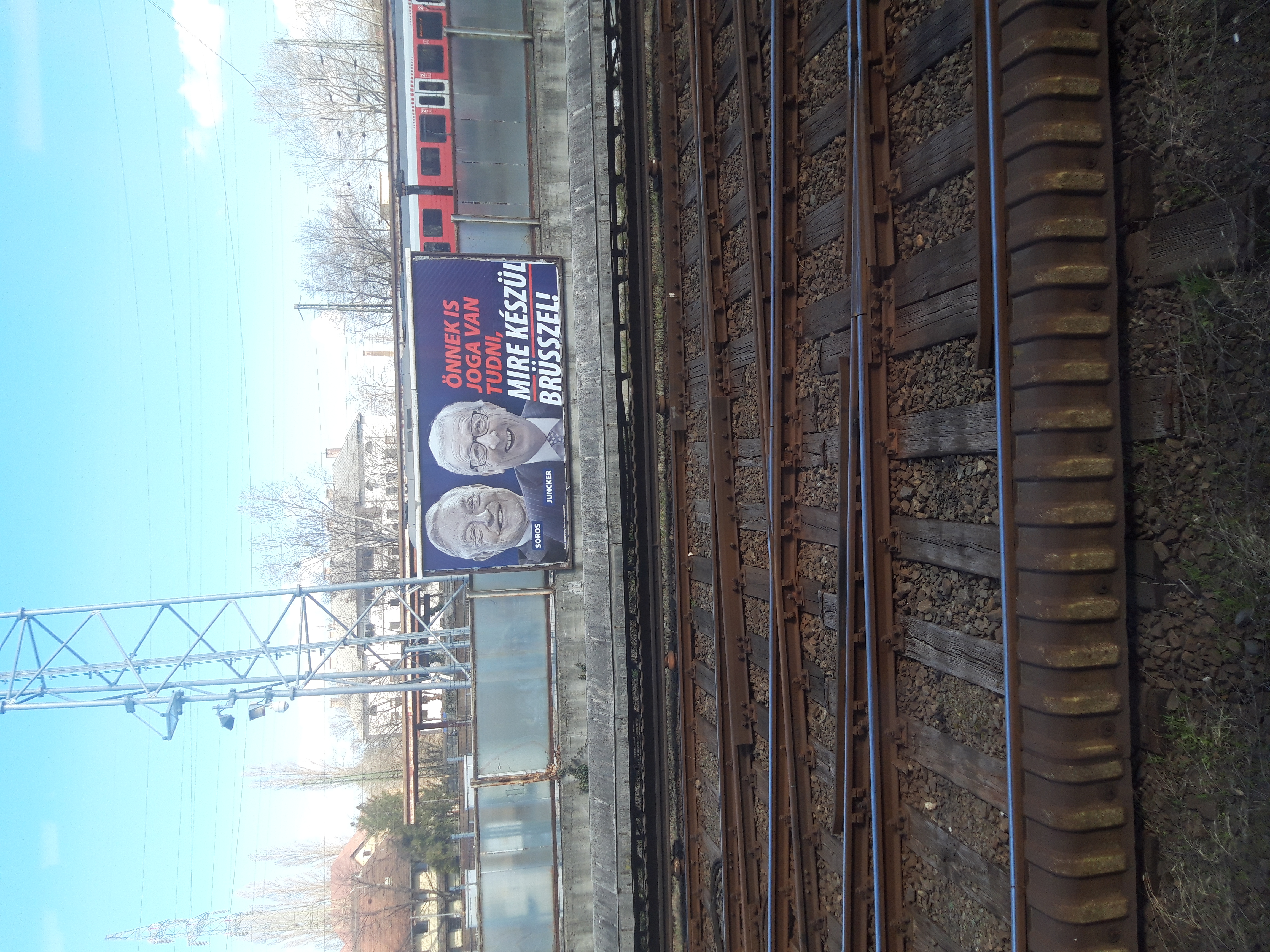 Manfred Weber ezt a Kőbánya-Kispest vasútállomáson kihelyezett plakátot akár ki is szúrhatta a reptérről a városba tartó útján.