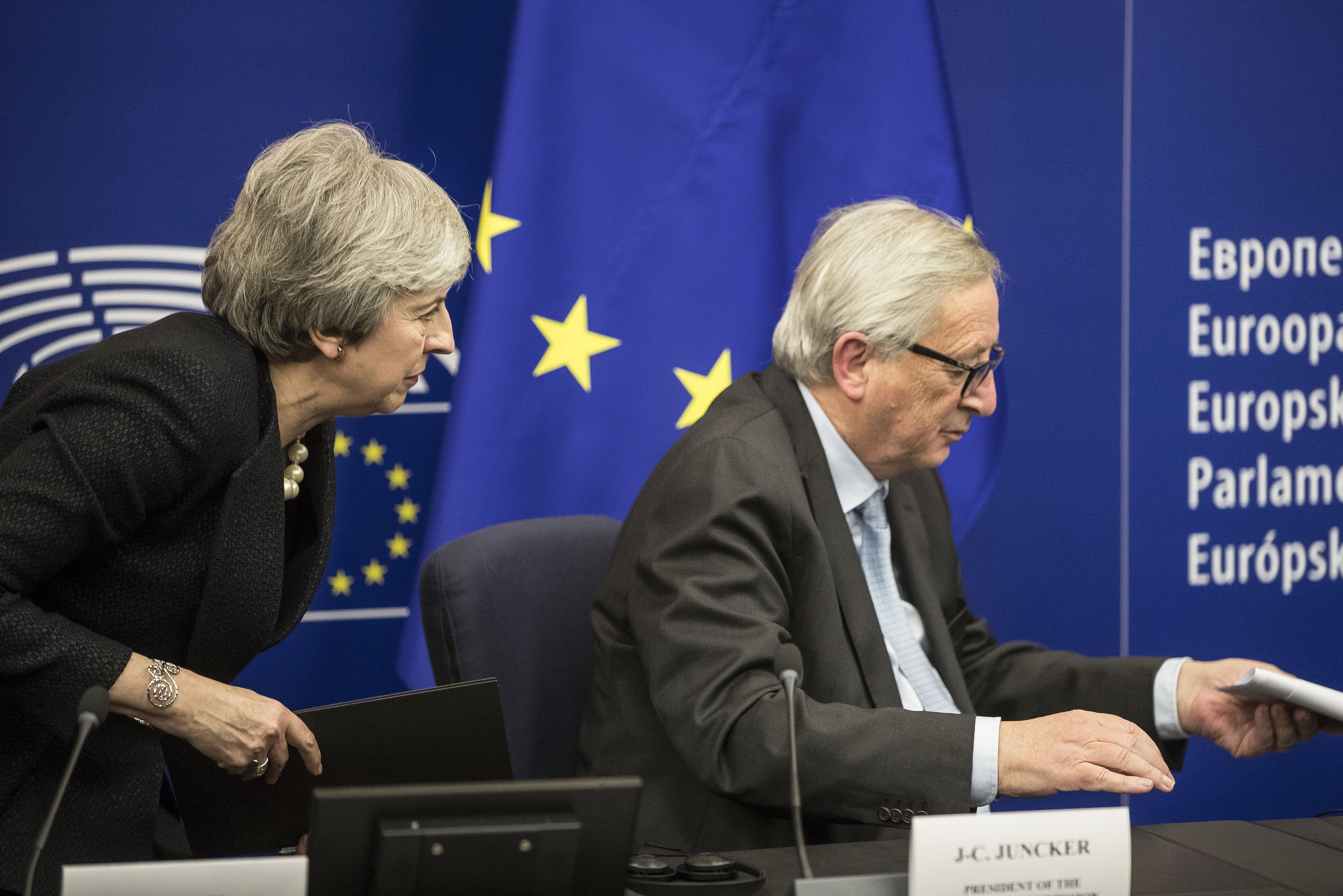 May és Juncker felpántlikázta a szemétdombot az éjjel