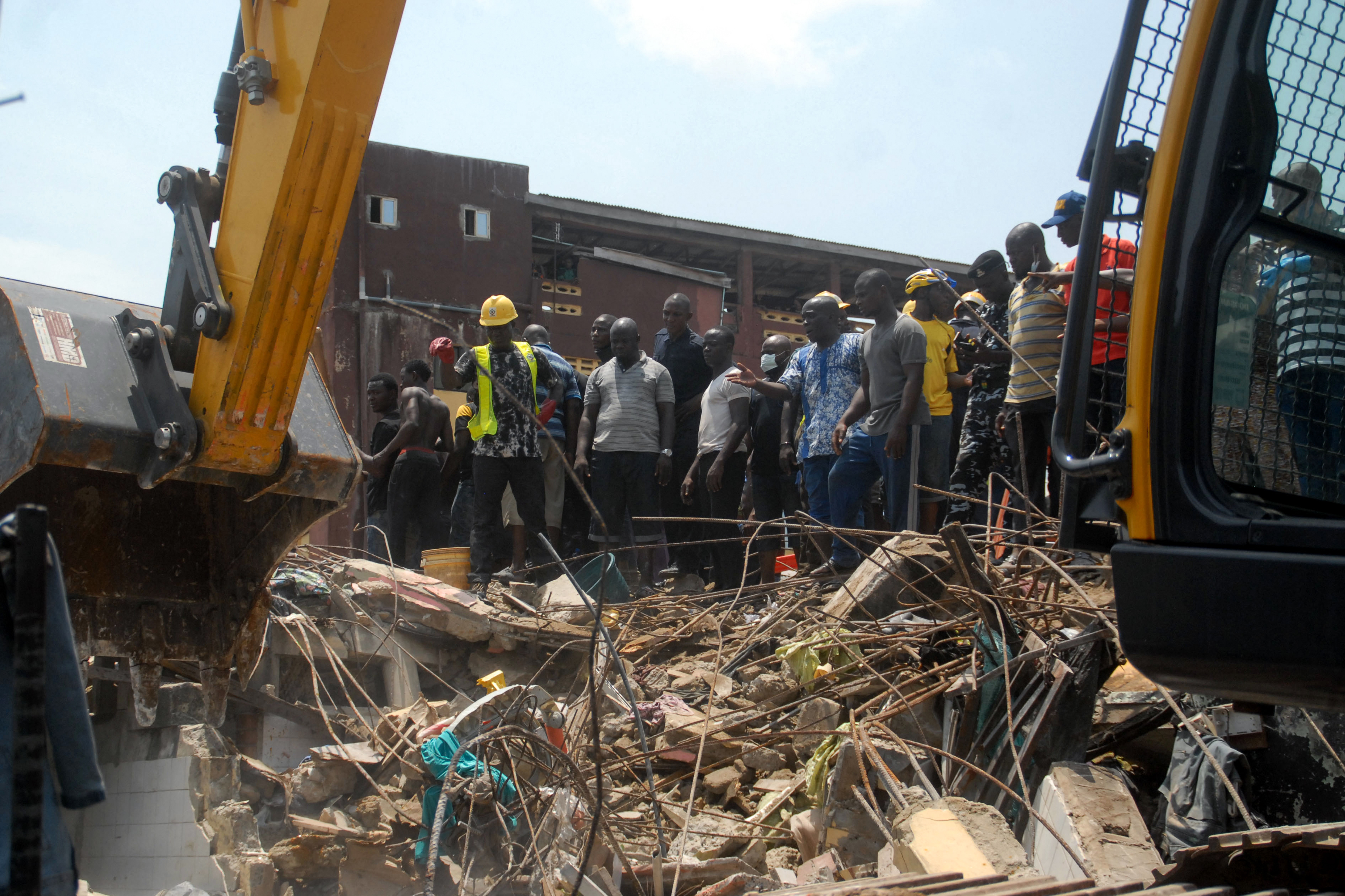 Nigériában összeomlott egy háromemeletes épület, benne egy iskolával