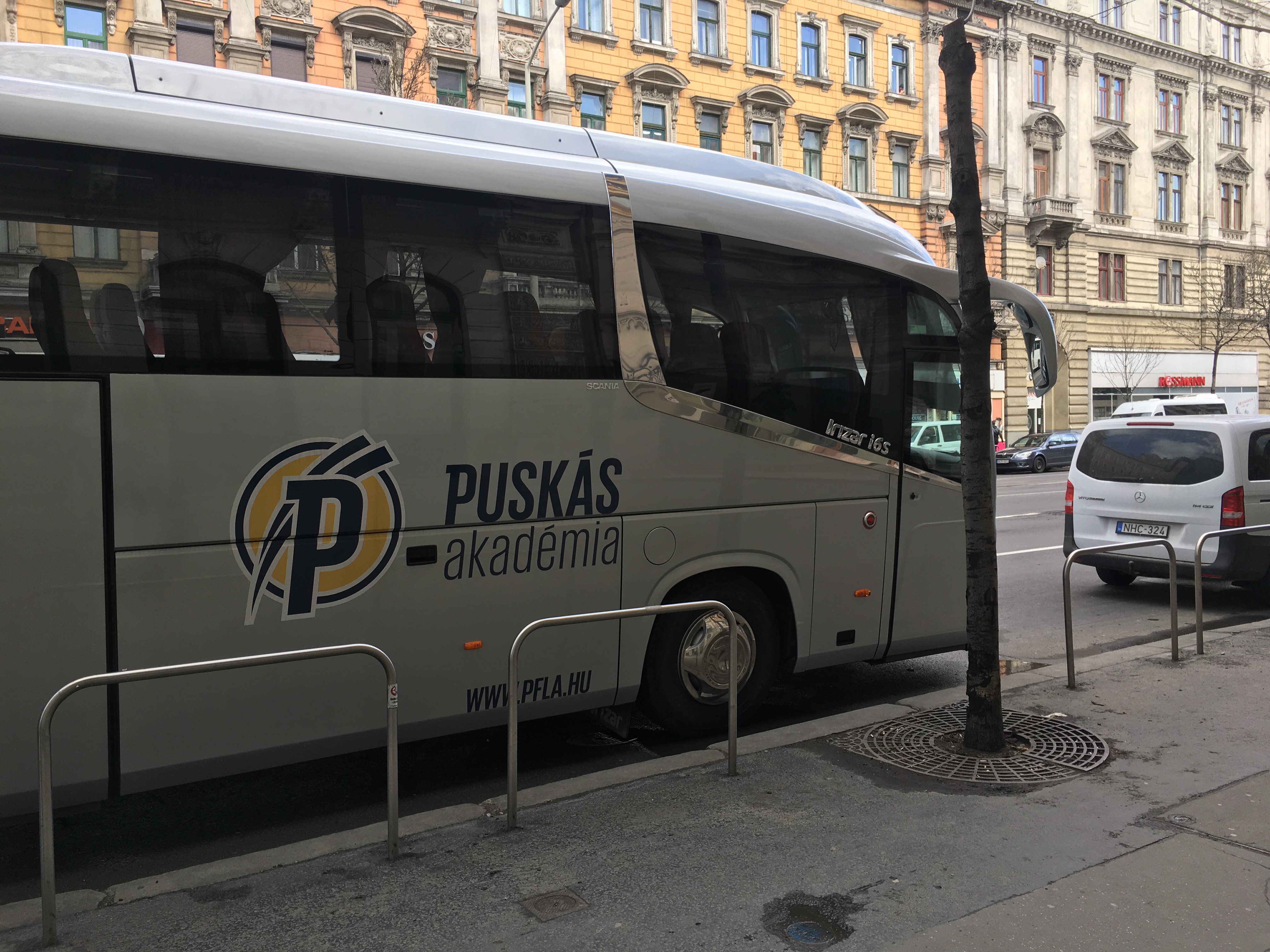 A Felcsút és más focicsapatok üres buszai parkolnak a Rákóczi út buszsávjában
