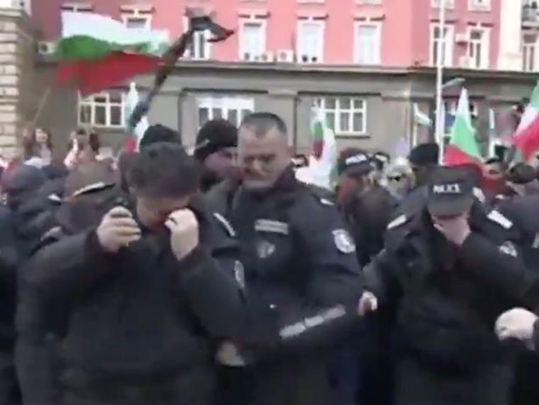 Rendőrvicc live: jót gázsprézett a bolgár rendőr, de nem számolt a széliránnyal