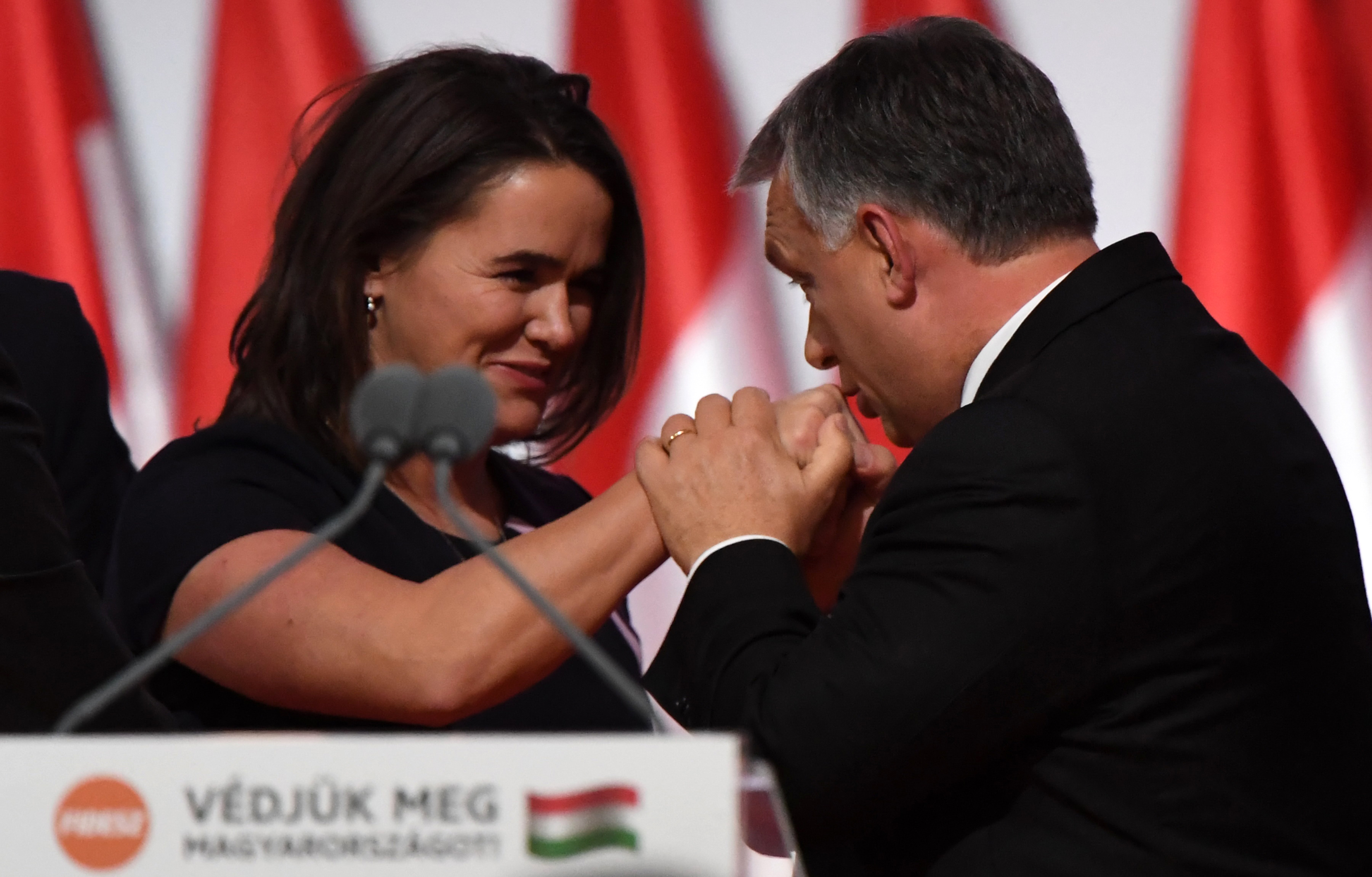 Orbán Viktor miniszterelnök kezet csókol Novák Katalin család- és ifjúságügyért felelős államtitkárnak 2017. november 12-én.