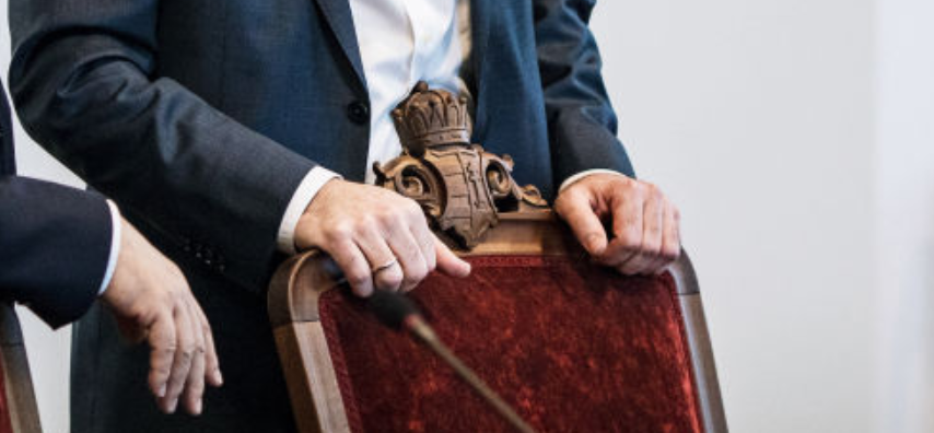 Apró kis figyelmesség az új Miniszterelnökségen: koronás szék Orbán Viktornak 
