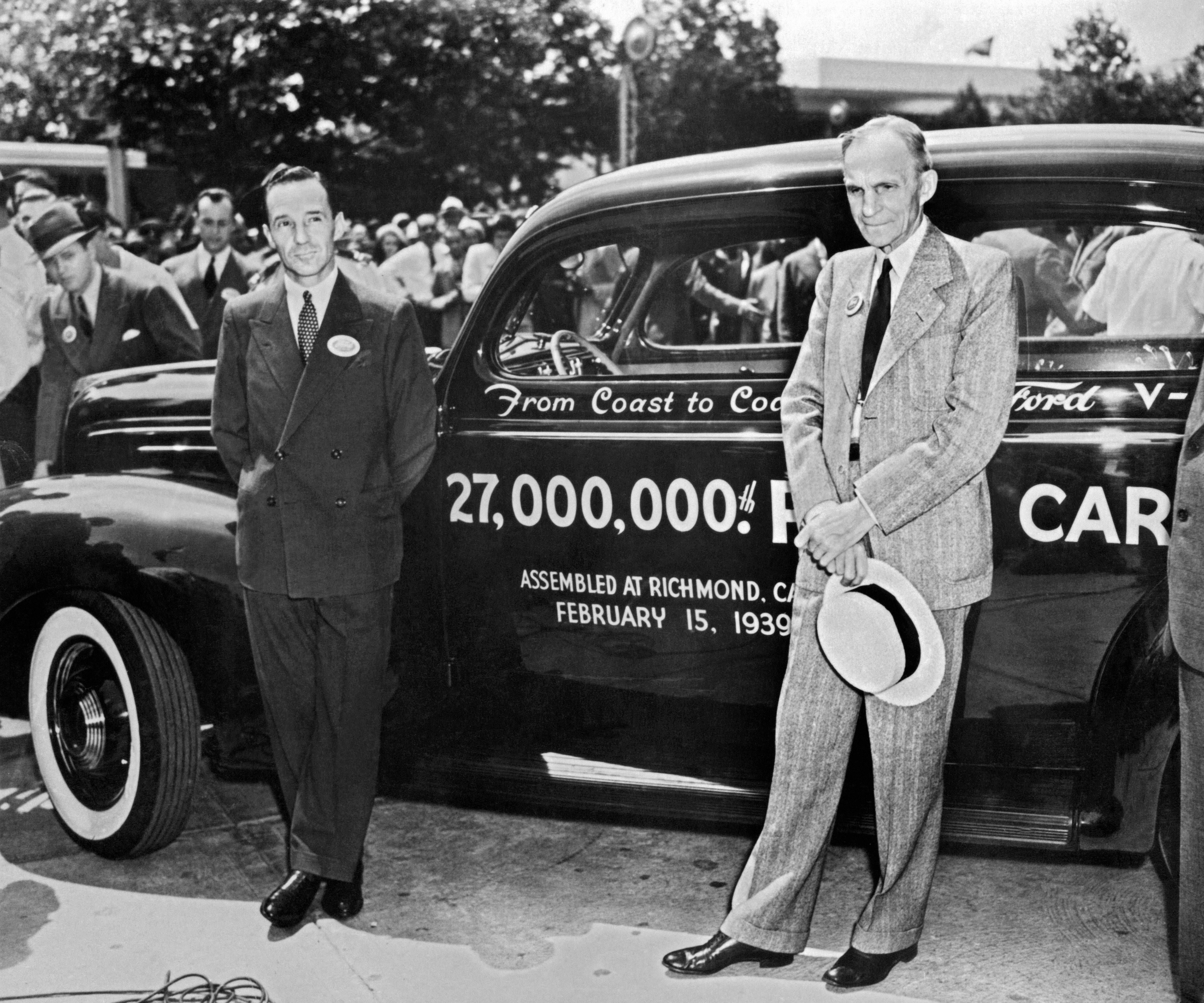 Henry Ford fiával, Edsellel 1939-ben, a 27 milliomodik legyártott Ford előtt