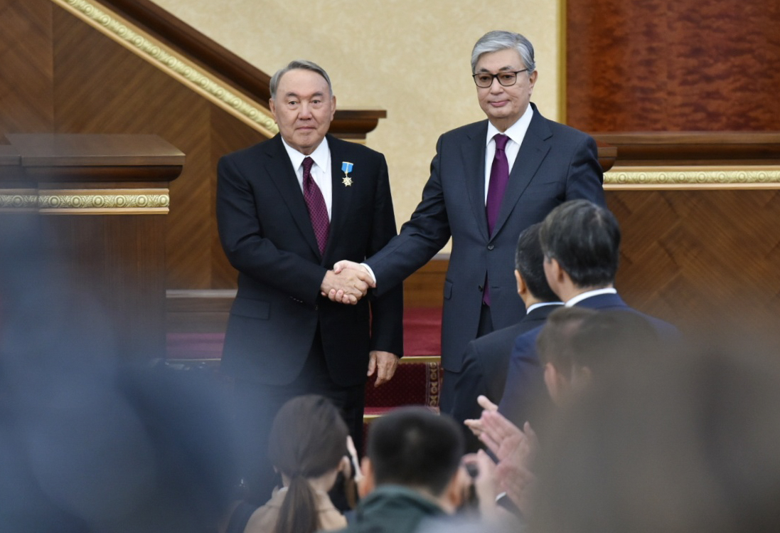 Nurszultan Nazarbajev (balra) az utódjának megválasztott Kaszim-Zsomart Tokajevvel, a kazah parlament szerdai ülésén.