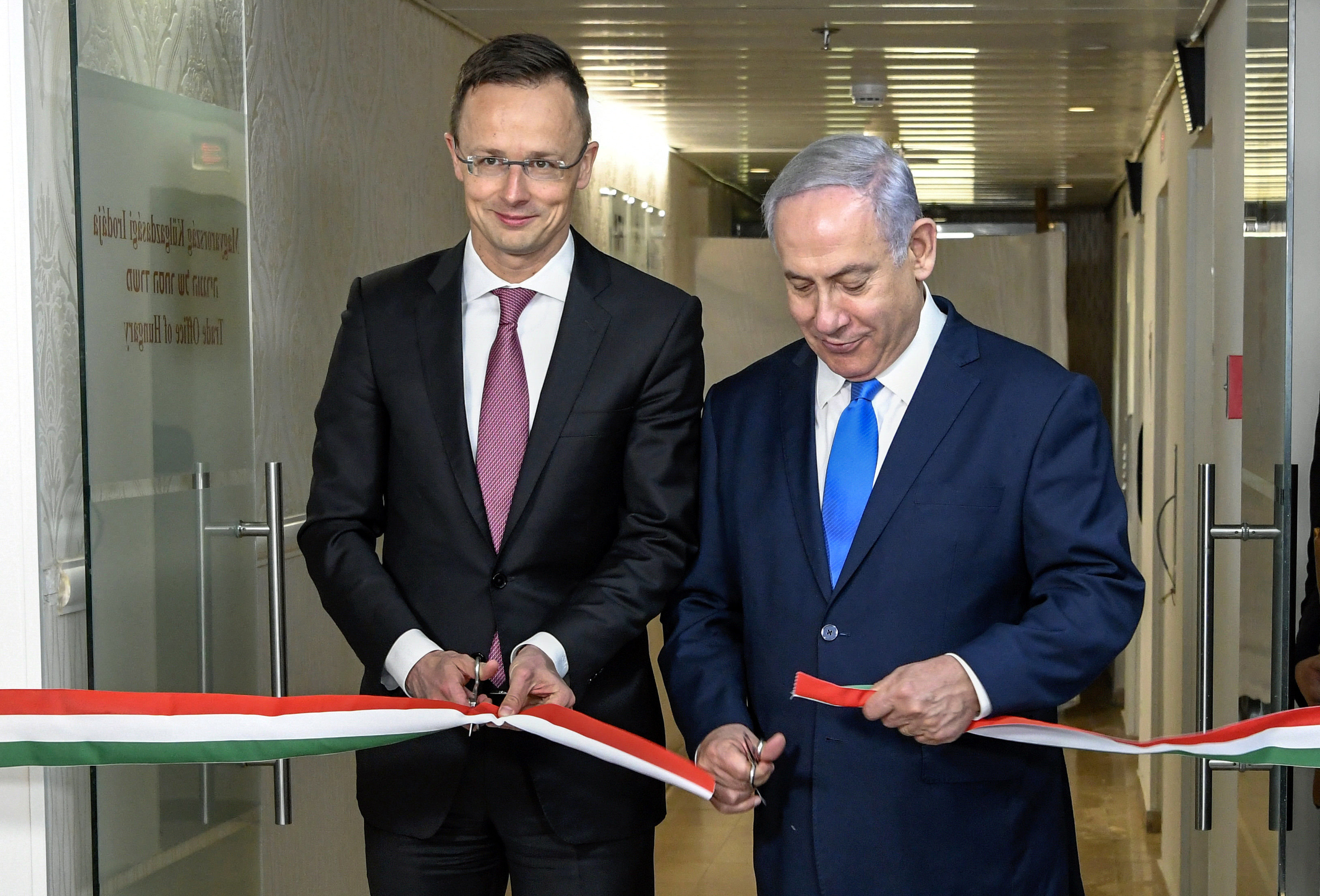 Szijjártó Péter Benjamin Netanjahu izraeli kormányfővel a jeruzsálemi magyar kereskedelmi képviselet átadásán 2019. március 19-én. Magyarország az első EU-tagállam, amelyik Jeruzsálemben nyitott külképviseletet.