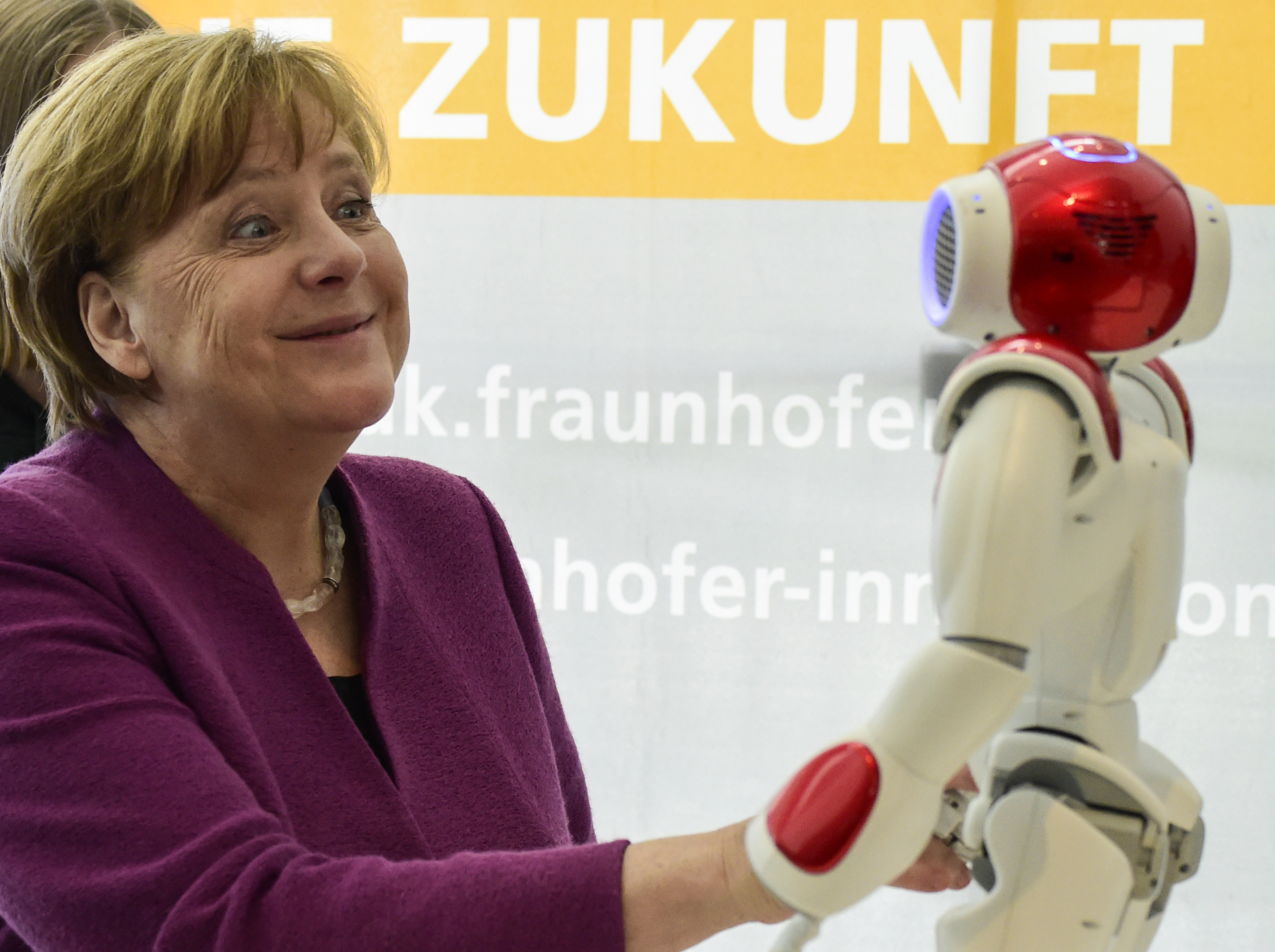 Az európaiak negyede jobban bízik a mesterséges intelligenciában, mint egy politikusban