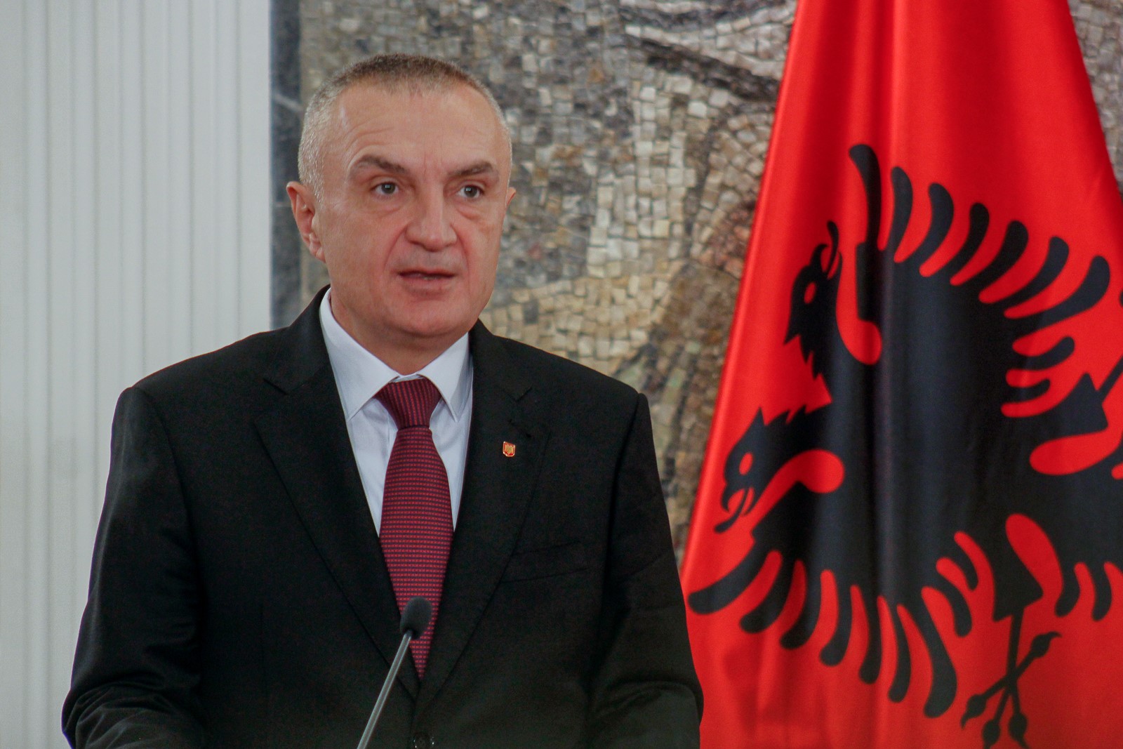 Az albán elnök azt mondta, kész akár önmagával is végezni, ha ez segít megoldani a belpolitikai válságot