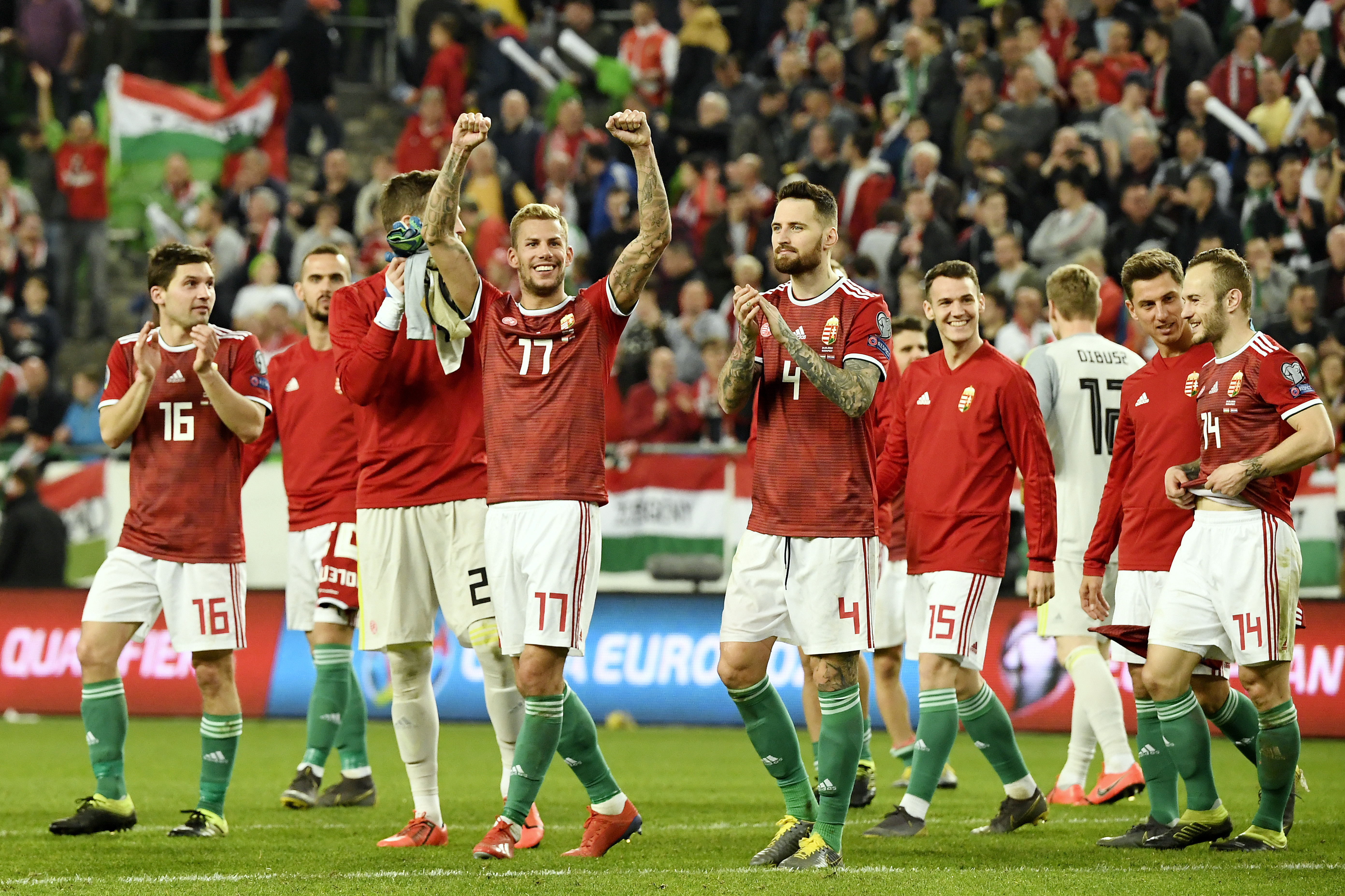 A magyar válogatott játékosai ünneplik a 2-1-es győzelmüket a Horvátország elleni Eb-selejtező végén a Groupama Arénában 2019. március 24-én.