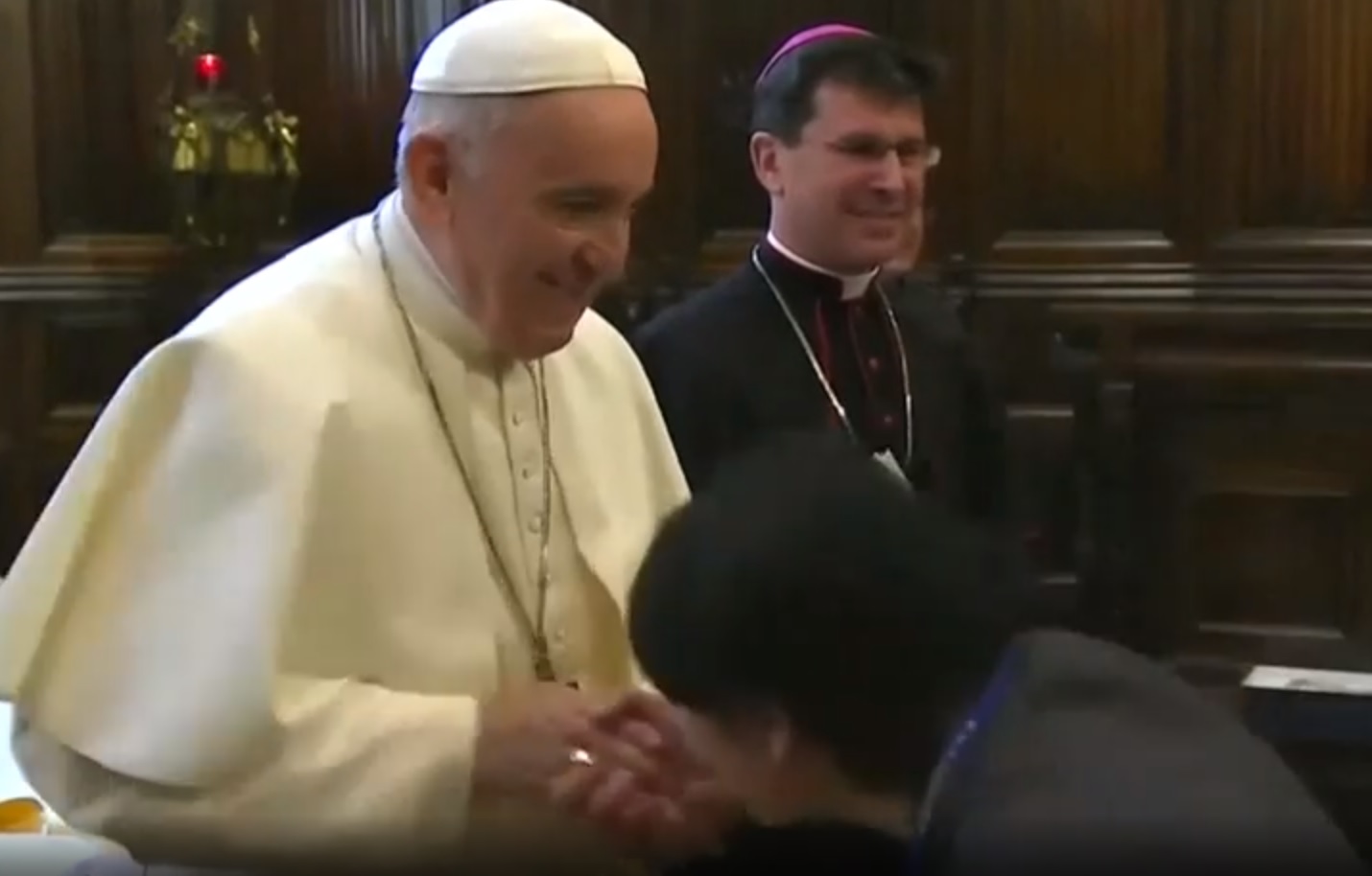 Ferenc pápa nem hagyta, hogy megcsókolják a gyűrűjét