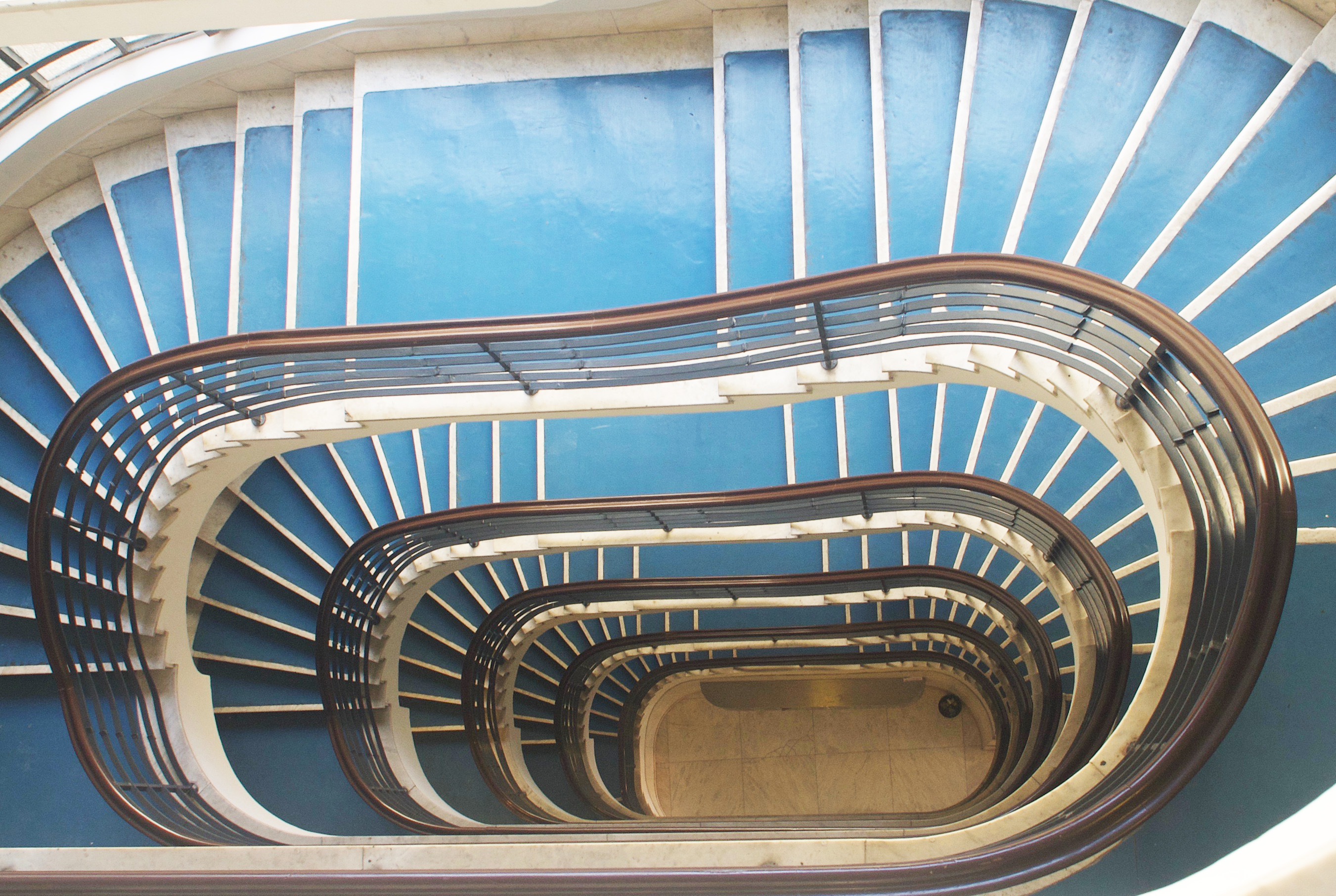 A budapesti Bauhaus-építészet tankönyvi példája, lépcsőház a Dunapark házban