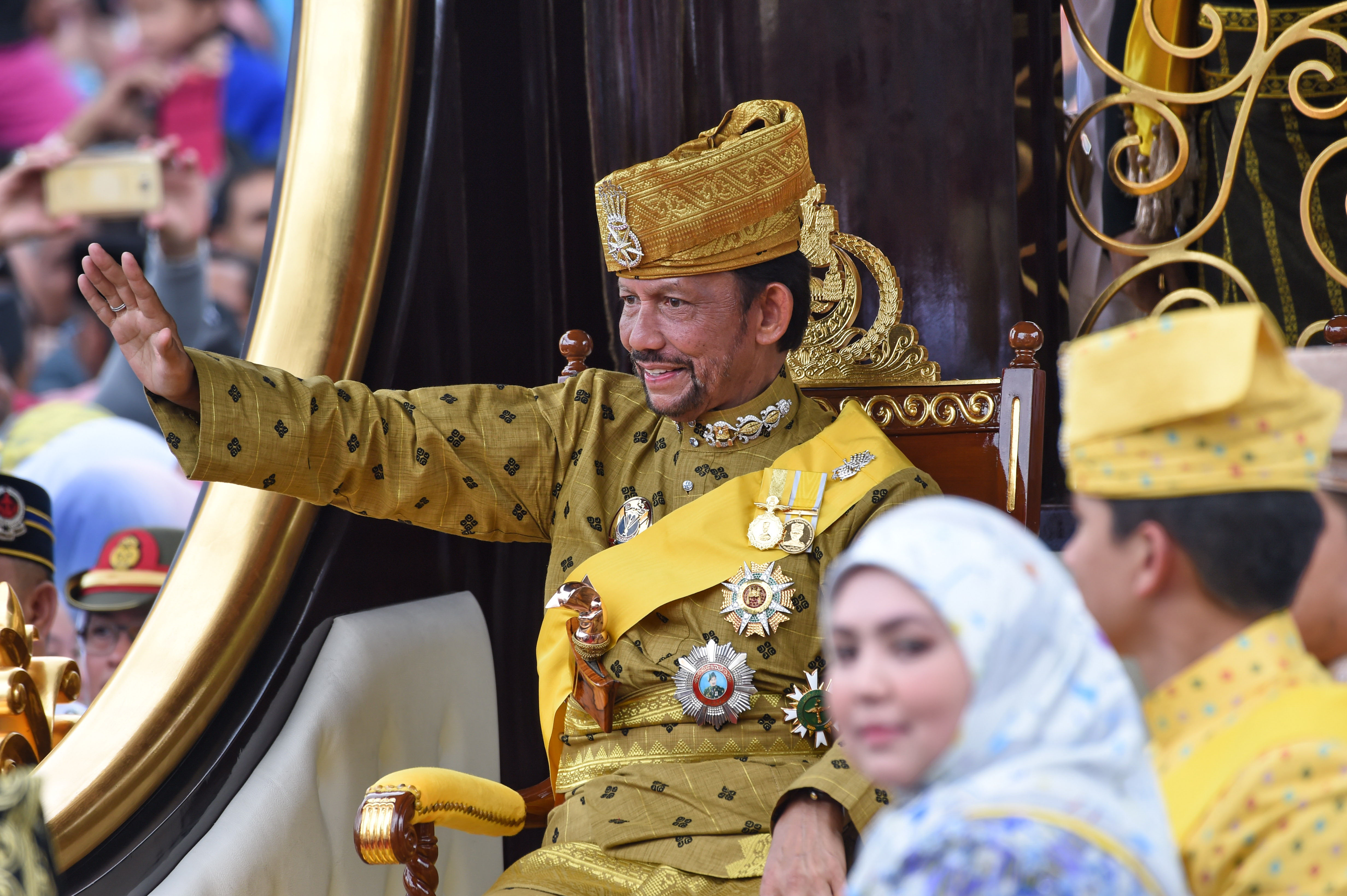 Bruneiben bevezetik: halálra kövezés jár a házasságtörésért és a homoszexuális szexért