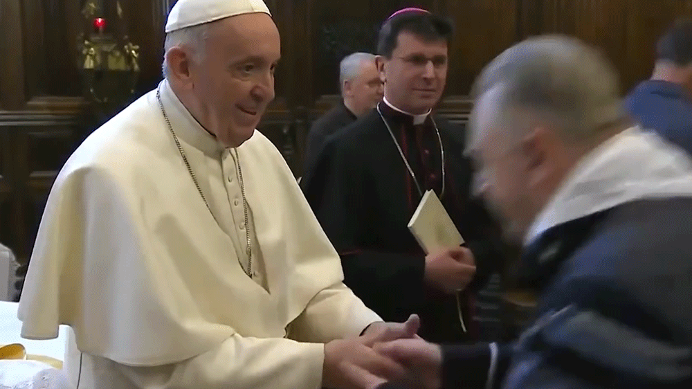 Higiéniai okokból rántotta el kezét a hívők elől Ferenc pápa
