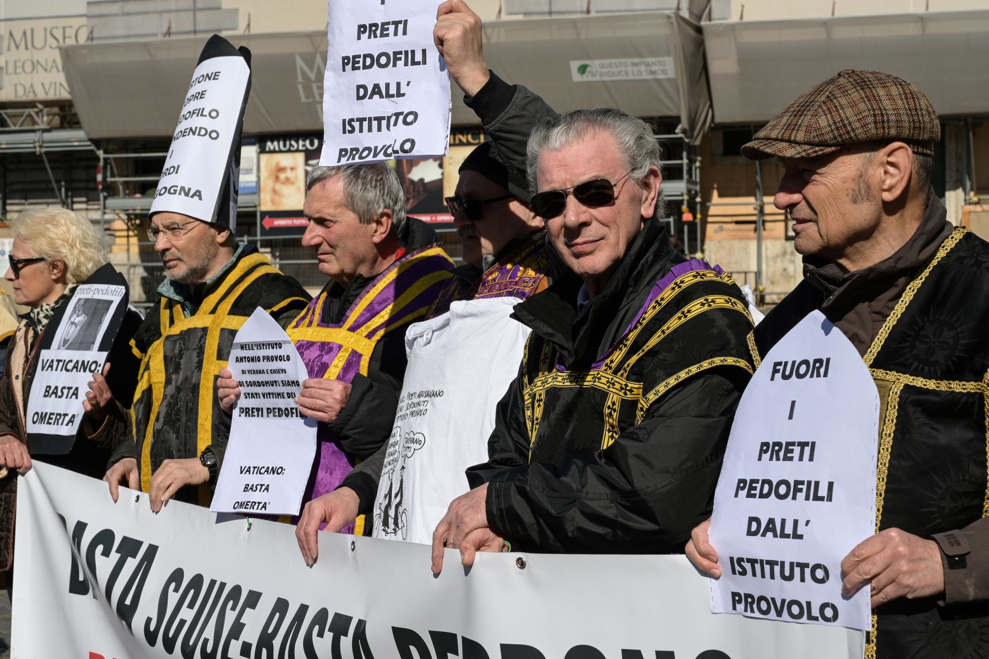 Süketnémák tüntetnek a vatikáni tanácskozás helyszínén, emlékeztetve a Provolo Intézet nehezen feldolgozható történetére