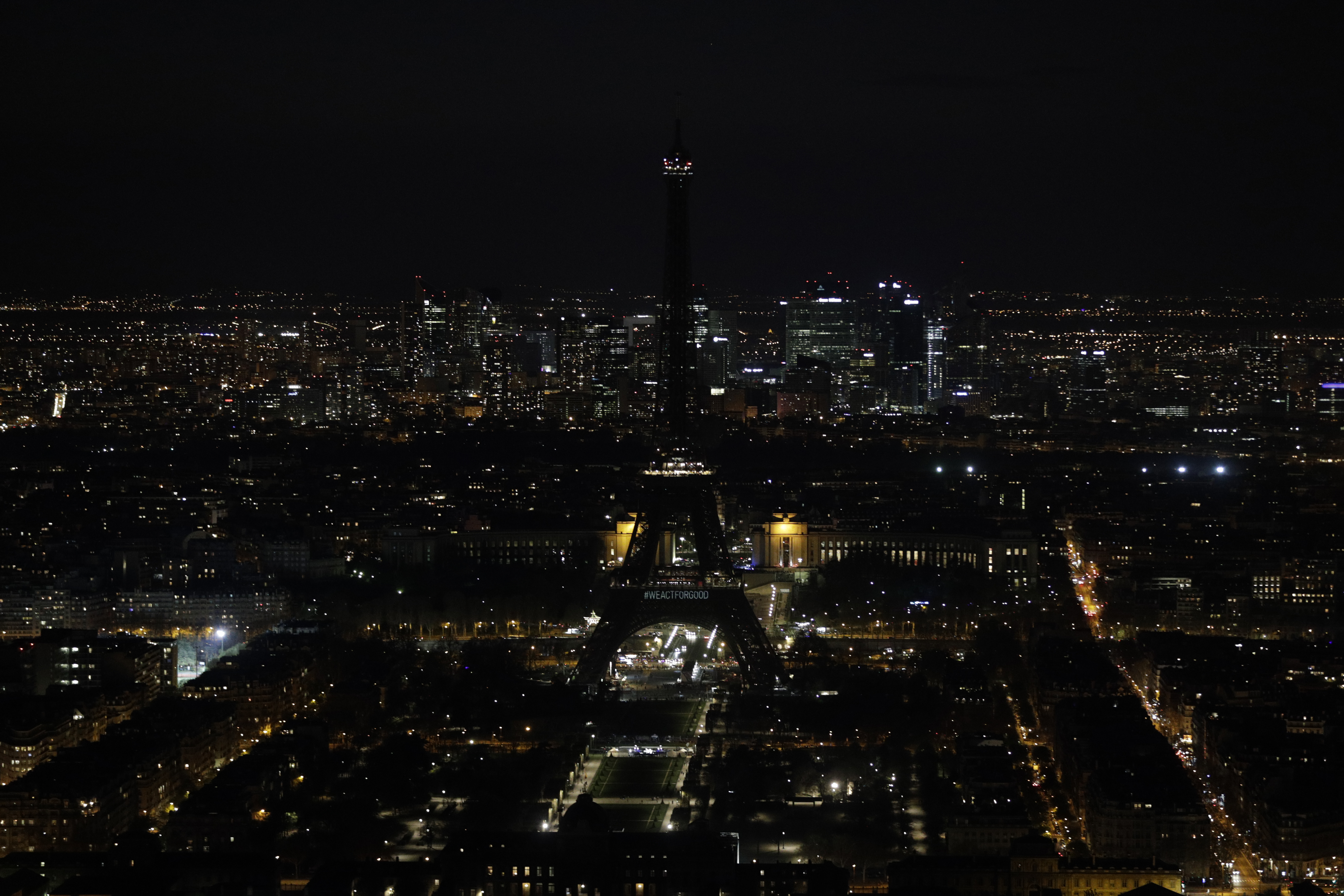 Az Eiffel-torony sötétbe borulva.