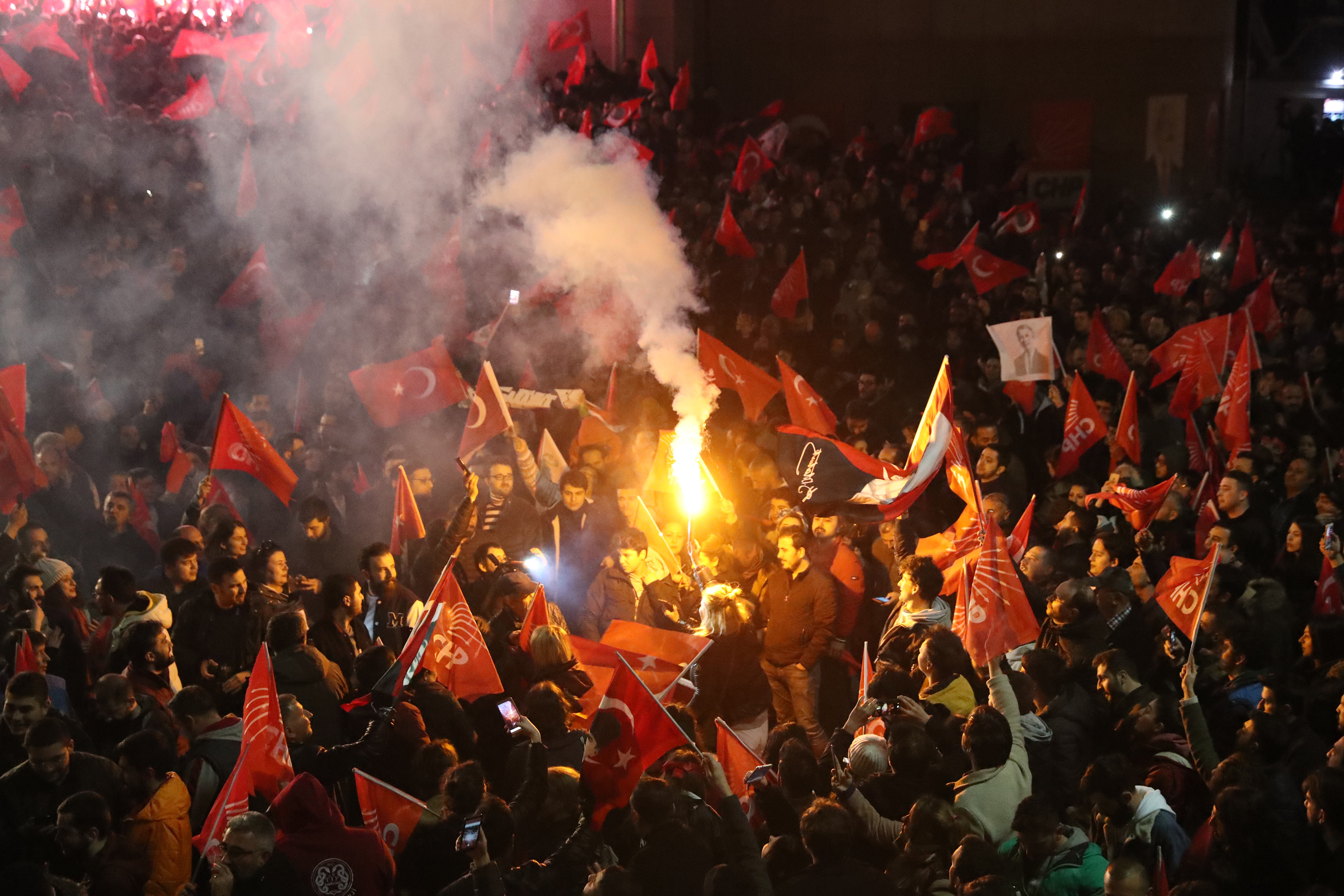A CHP támogatói ünnepelnek