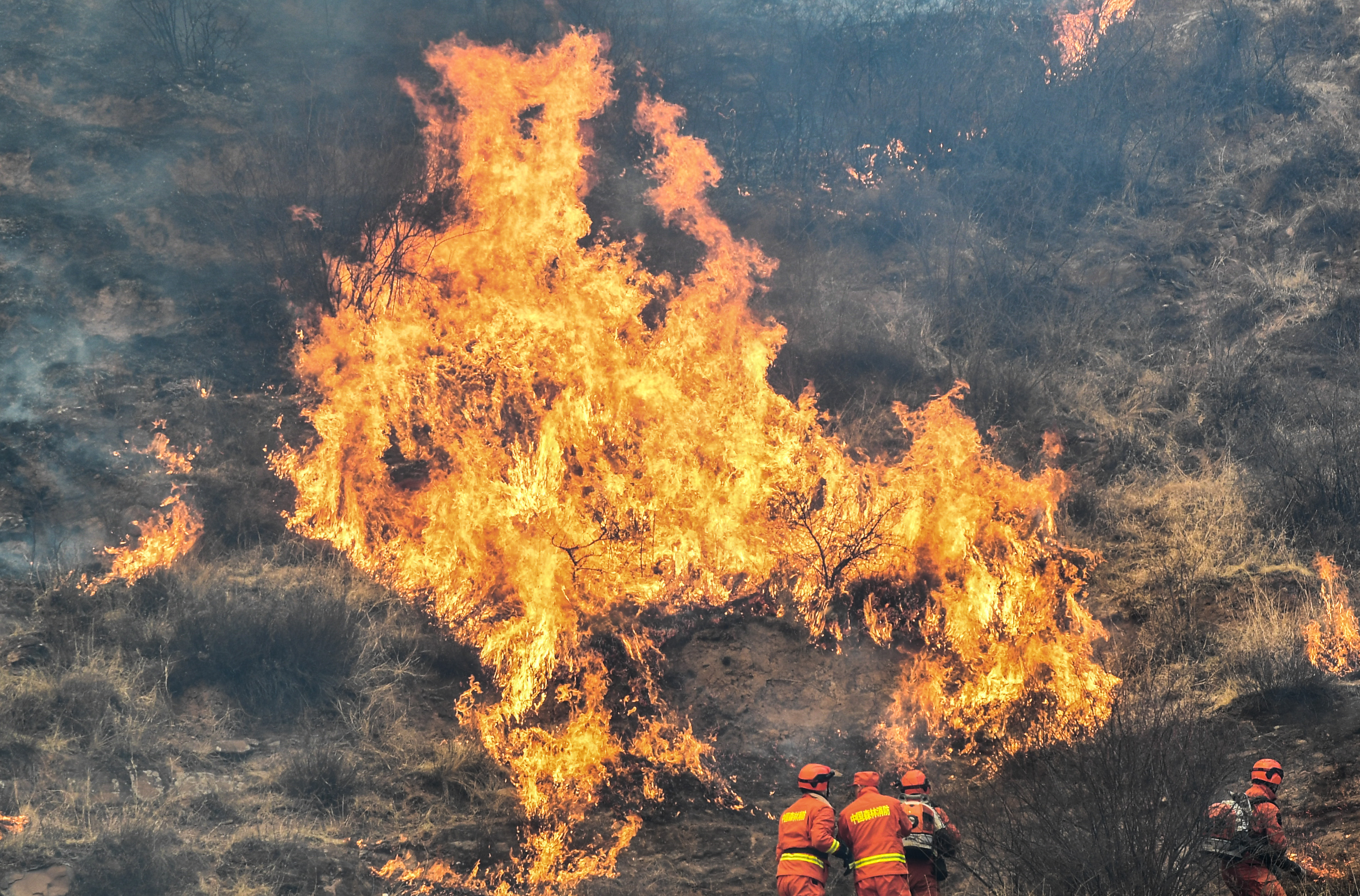 Harminc tűzoltó veszett oda a Szecsuánban pusztító erdőtűzben