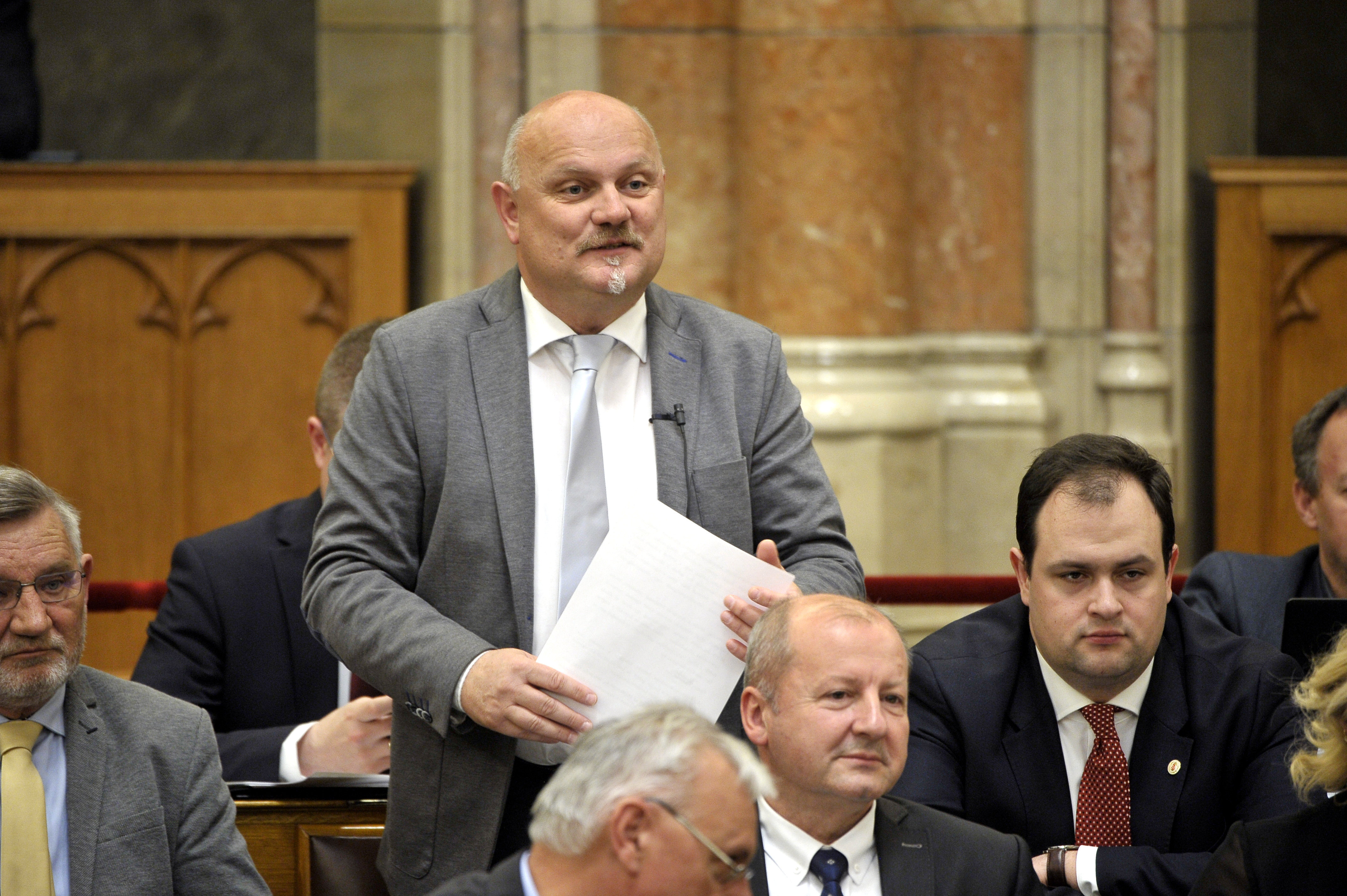 Móring József Attila amiatt panaszkodott a bíróságon, hogy a választási vereség miatt anyagi veszteség érte