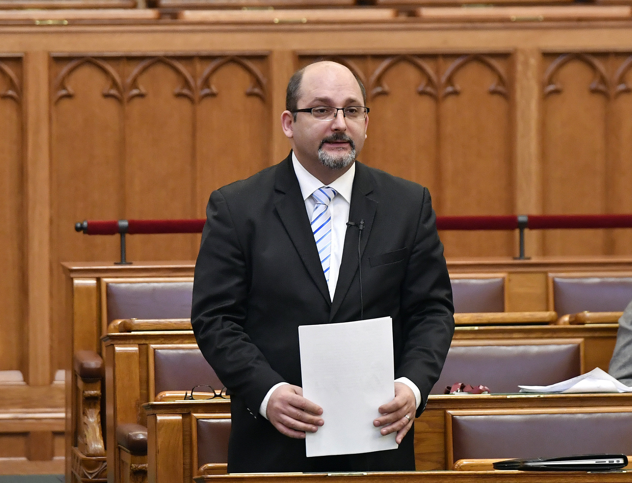 Az LMP-s Csárdi Antal megkérdezte Pintér Sándort, hogy fideszes önkormányzatoktól is elvontak-e fejlesztési pénzeket
