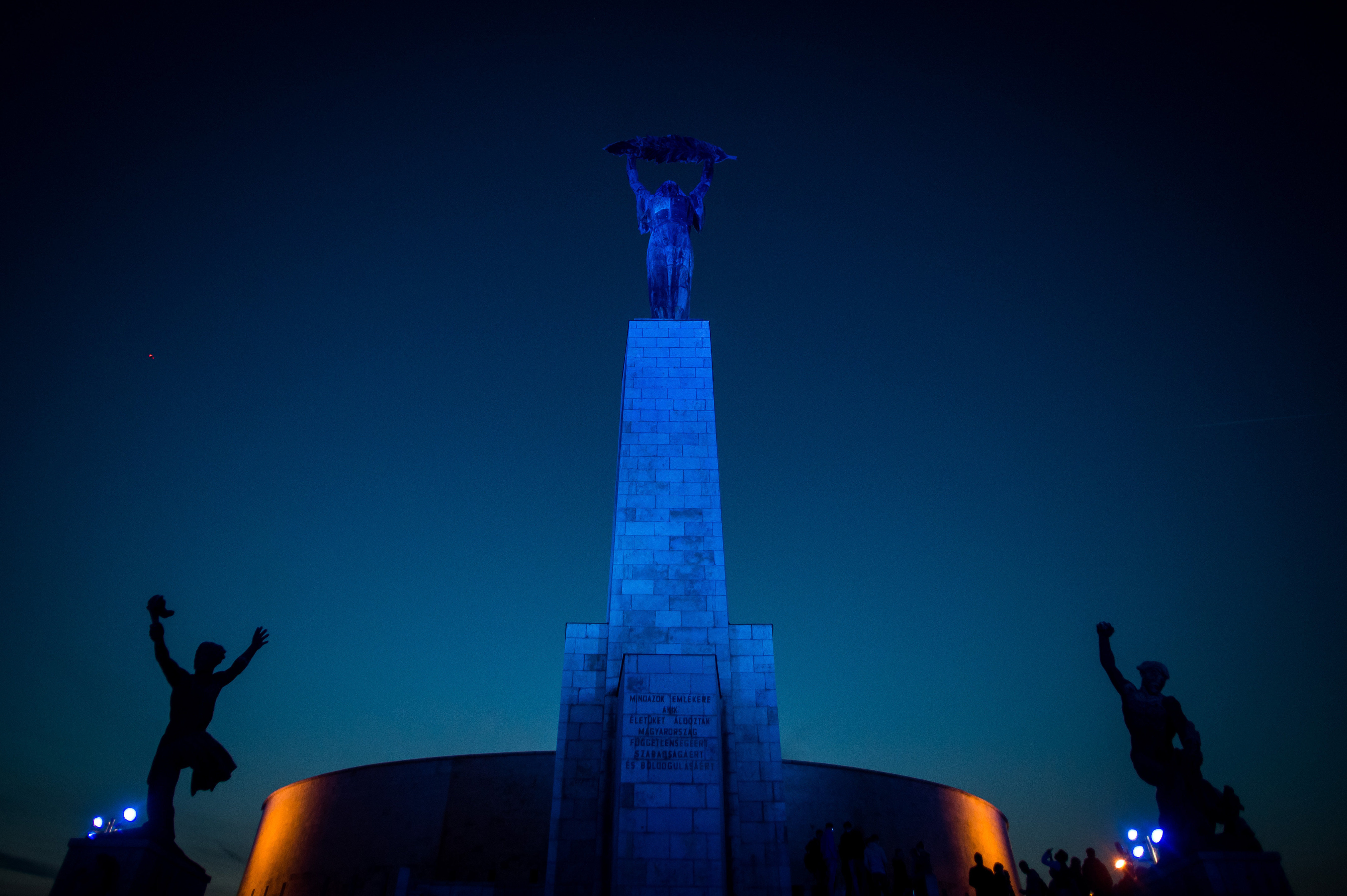 Kékbe borult a Szabadság-szobor az autizmus világnapja alkalmából