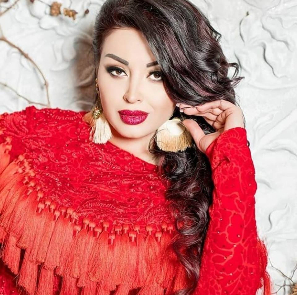 Megbírságoltak egy énekesnőt Tádzsikisztánban, mert nem a családjával ünnepelte születésnapját