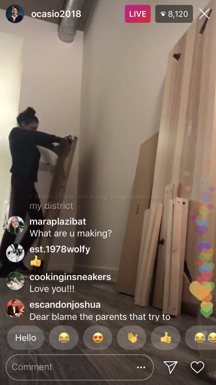 Több ezren nézték élőben az Instagramon, ahogy Alexandria Ocasio-Cortez összeszerel egy IKEA szekrényt, borozgat és a közben klímaváltozásról beszél