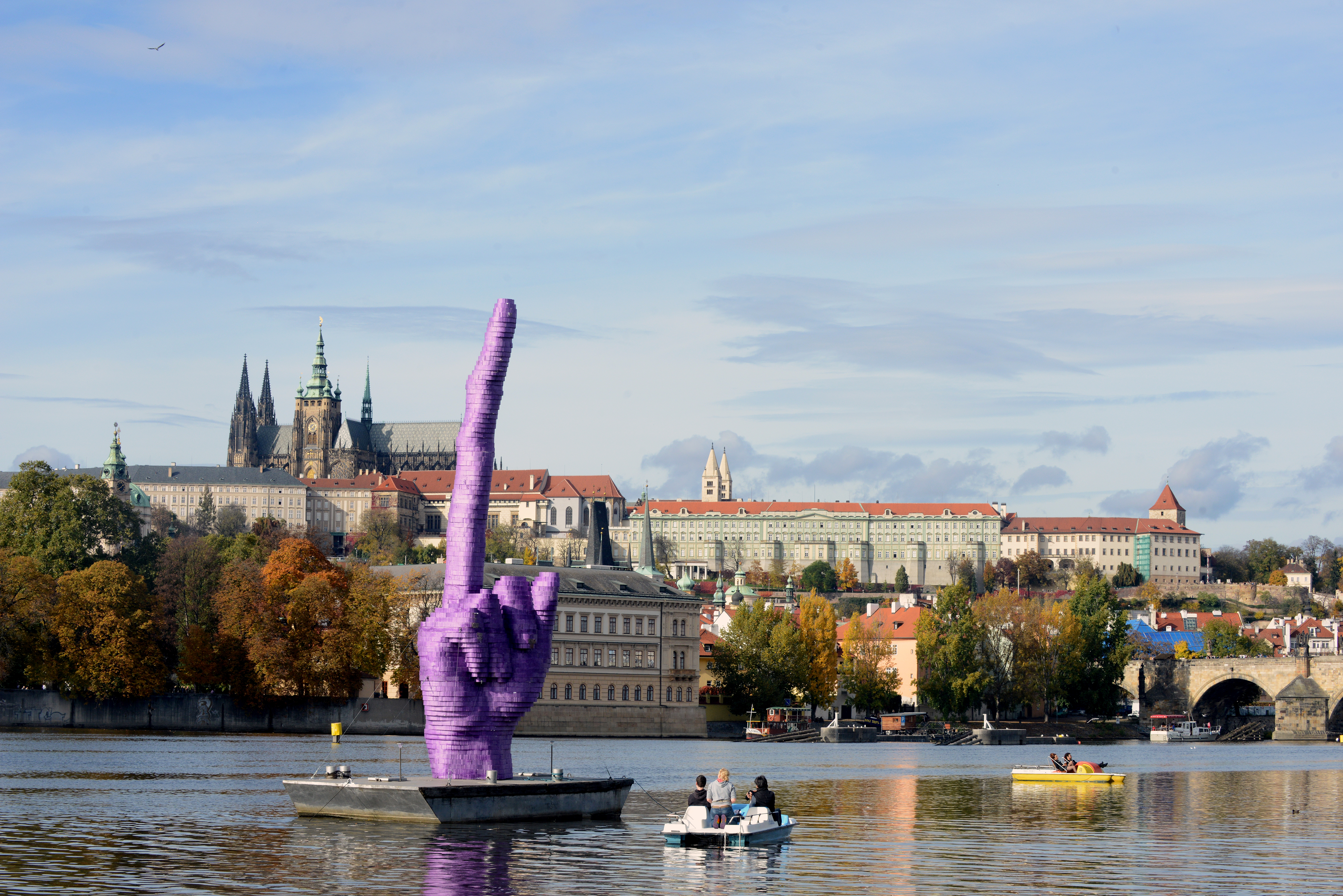 A cseh David Cerny Moldván lebegő középső ujjas protest műalkotása Prágában 2013 októberében