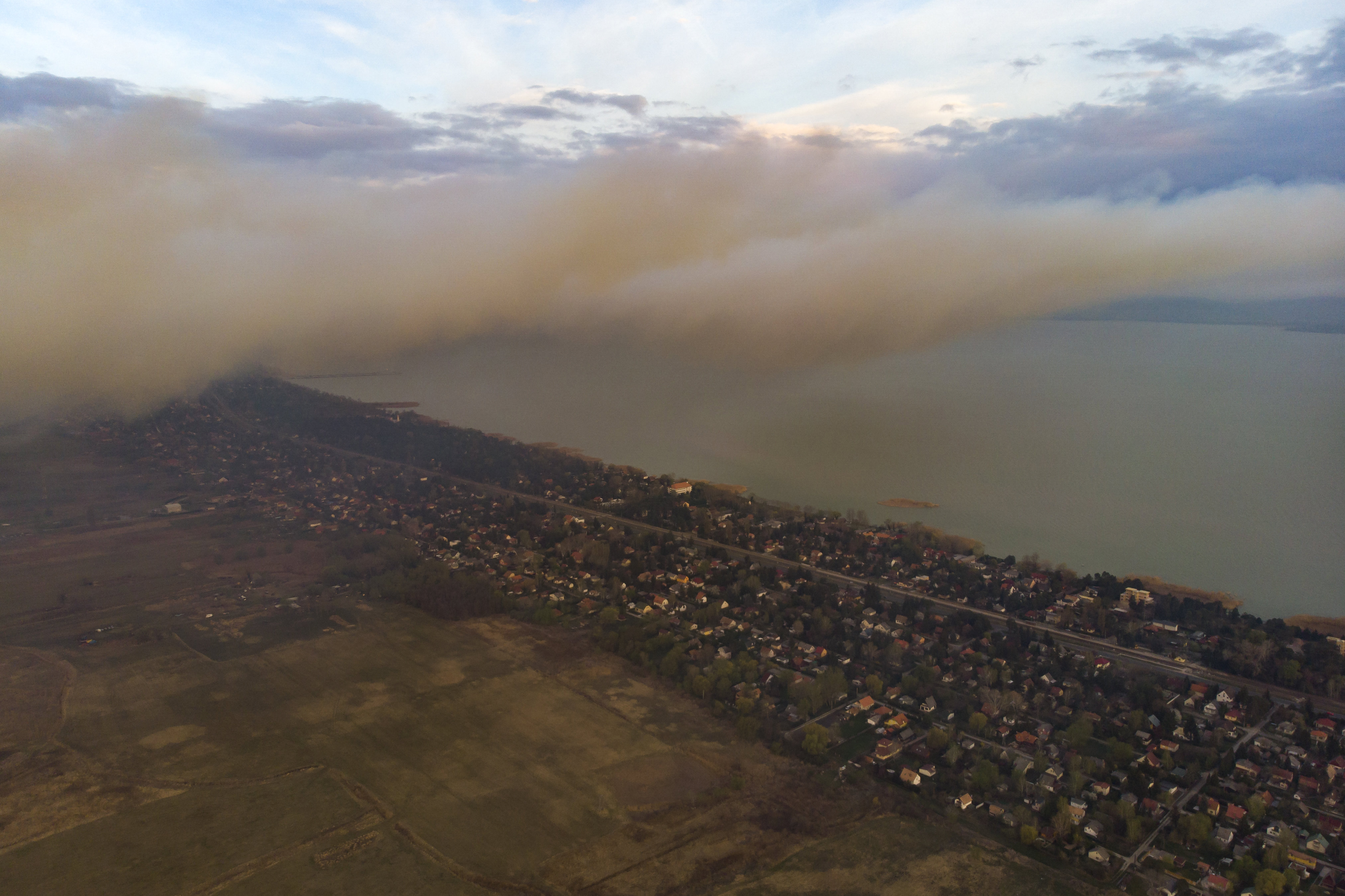 Füst gomolyog a Balaton felett a fonyódi berektűz miatt