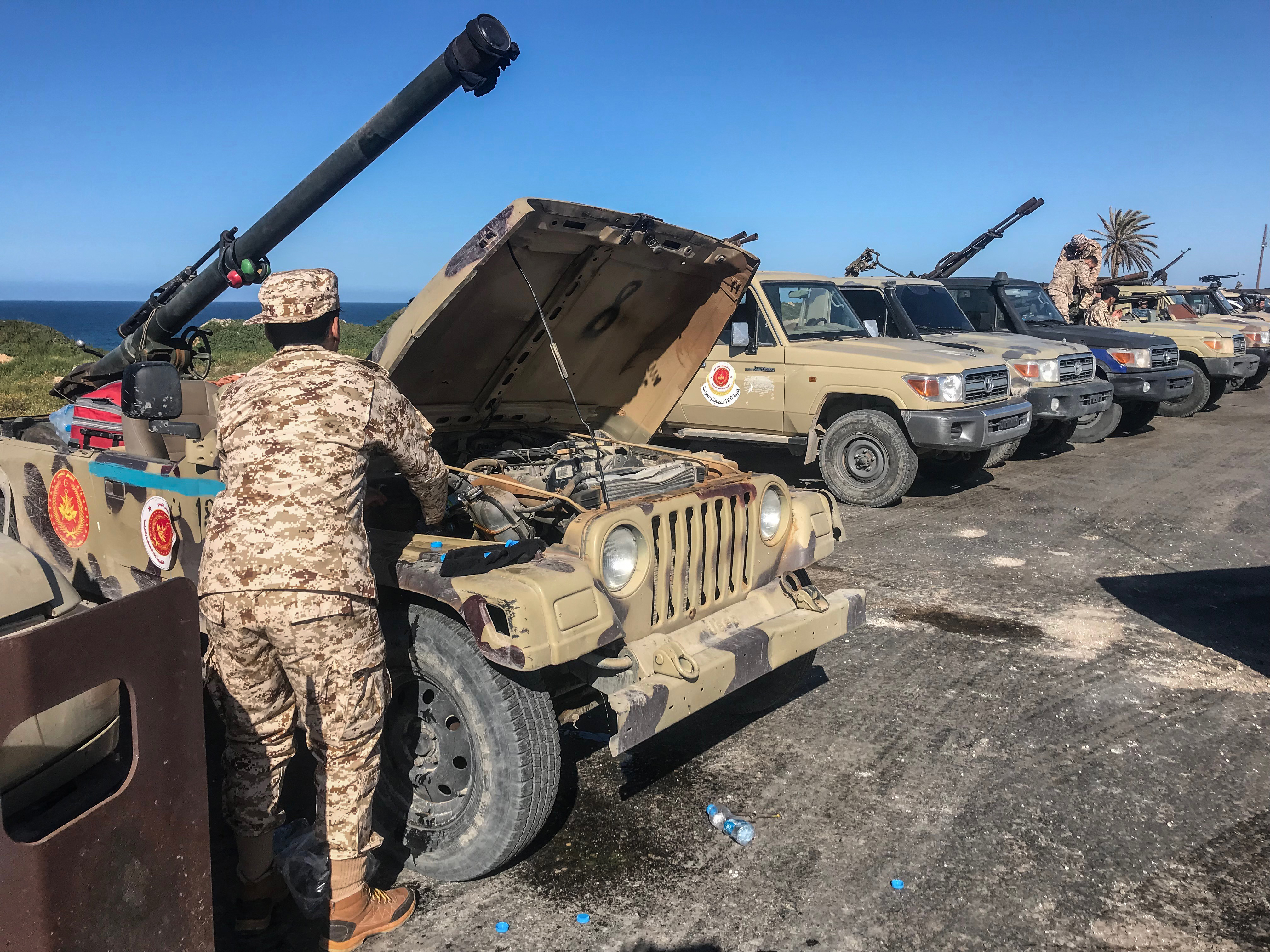 Összecsaptak a kormányerők és Haftár tábornok csapatai Tripolinál