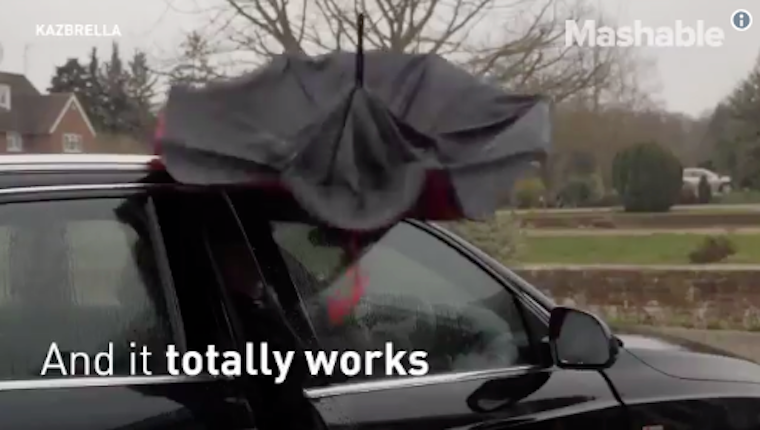Csoda: egy brit mérnök feltalálta a fordított esernyőt, aminek összecsukás után a belseje lesz nedves