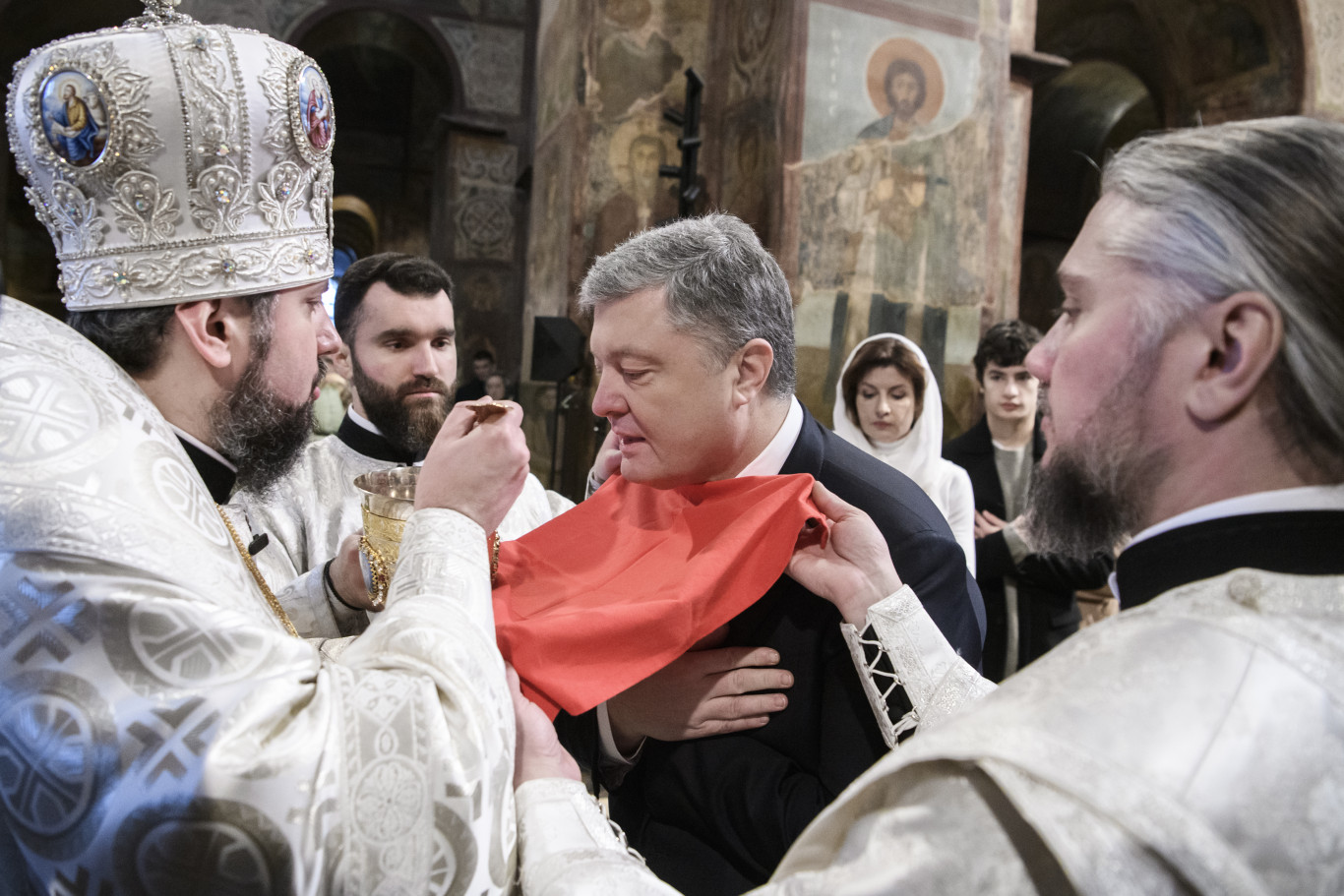 Porosenko keresete elutasítva: Az ukrán legfelsőbb bíróság döntése a Zelenszkij által elrendelt szankciókról