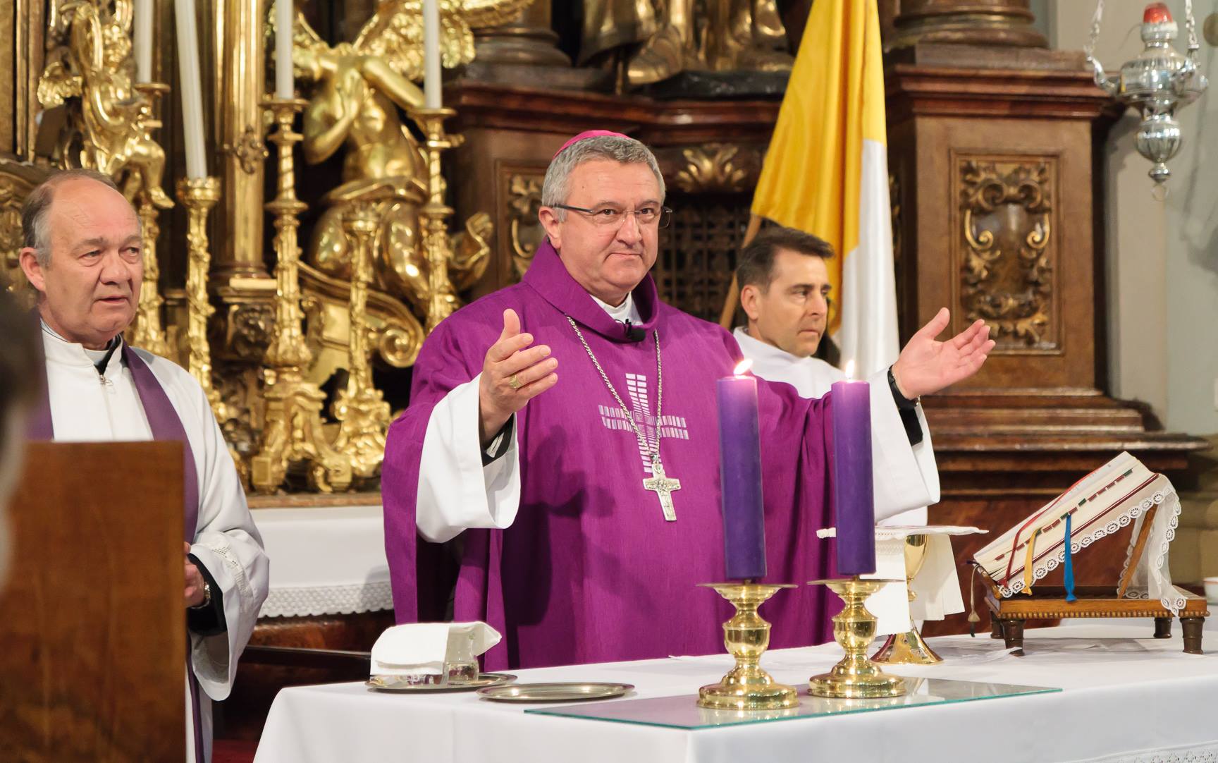 Most egy összetartó katolikus közösség szembesült vele, hogy egy püspök bármit megtehet