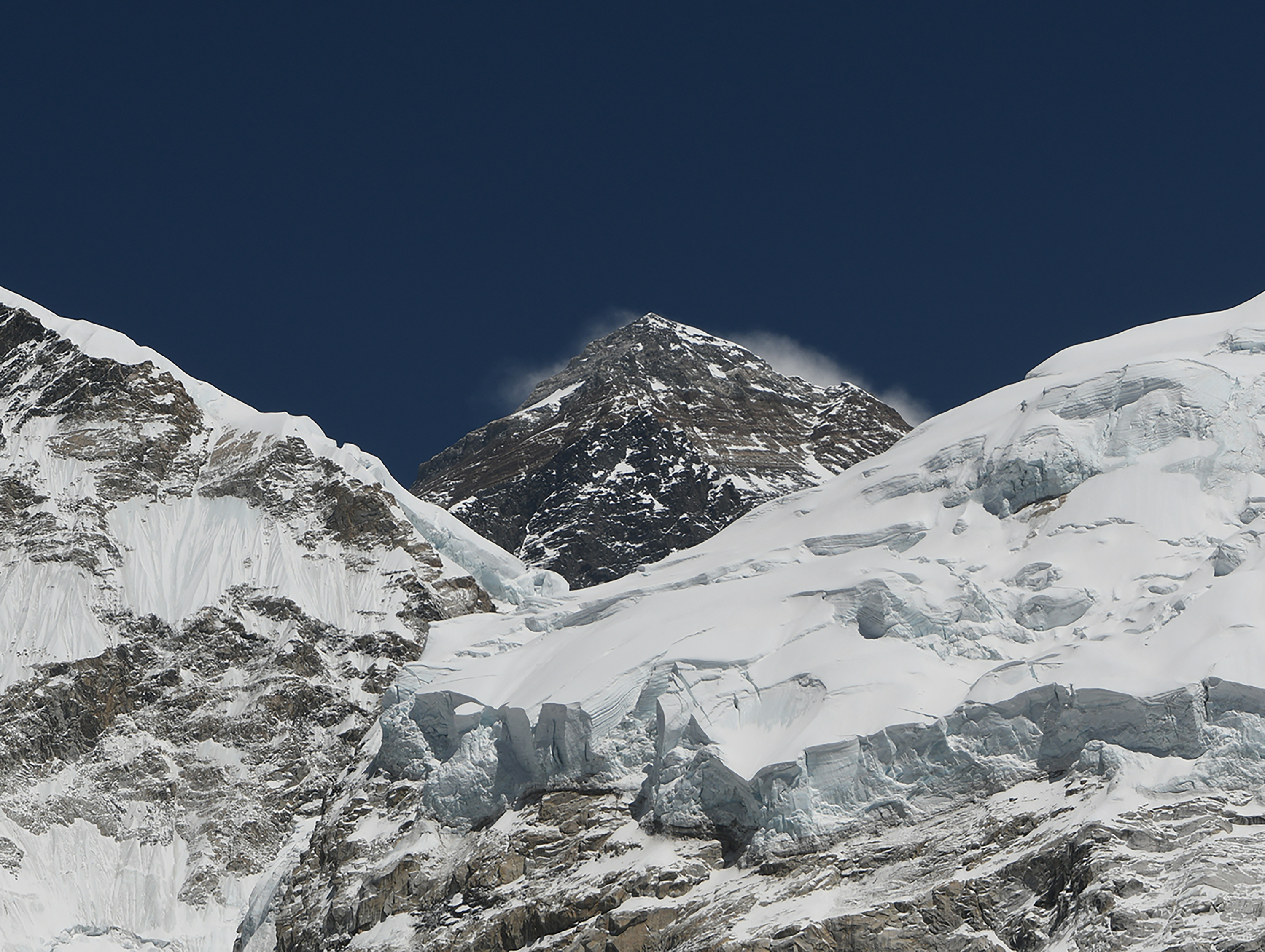 Egy lavinában eltűnt három fiatal francia hegymászó Nepálban