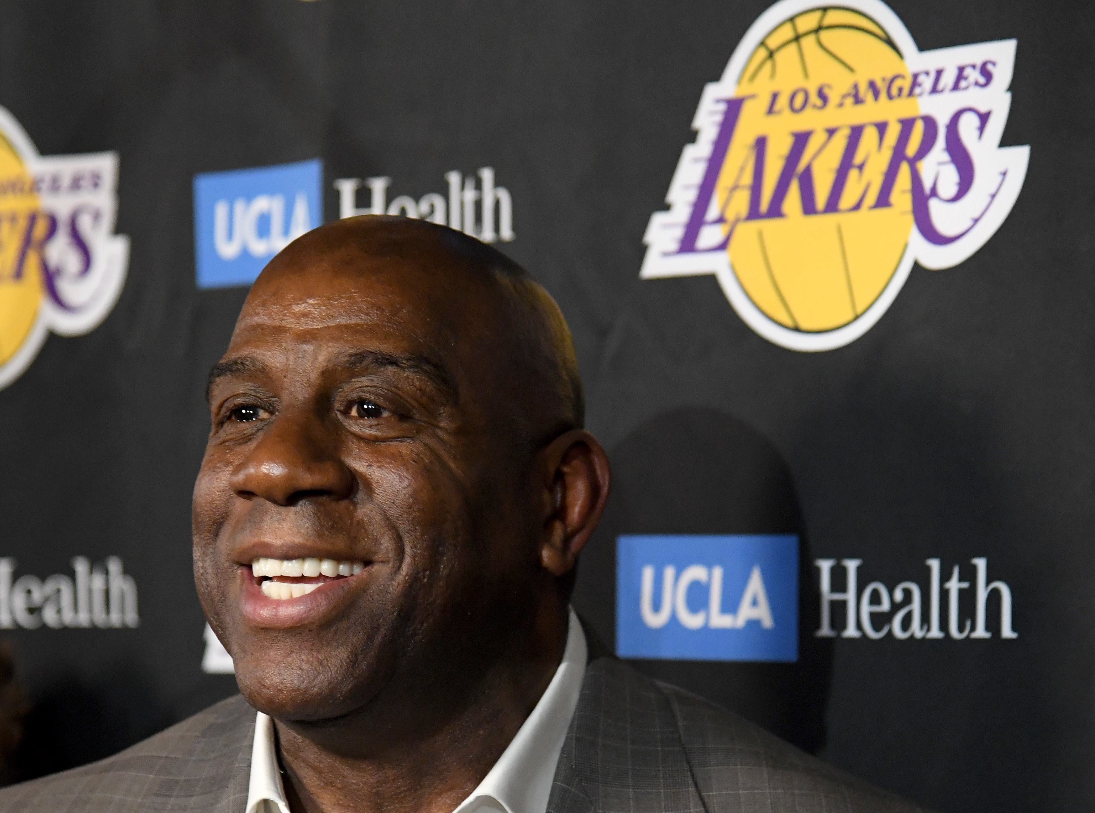 Magic Johnson otthagyja a Lakerst
