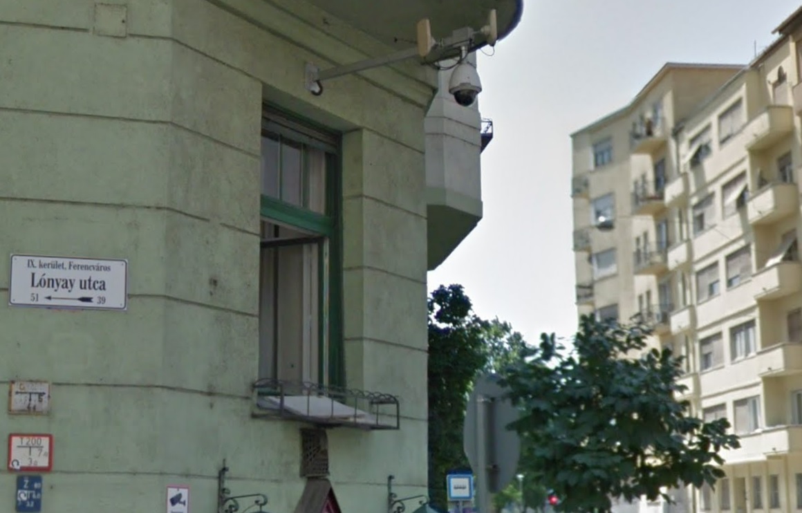 Dome kamera a ferencvárosi Lónyay utcai Fidesz-irodával szemben.