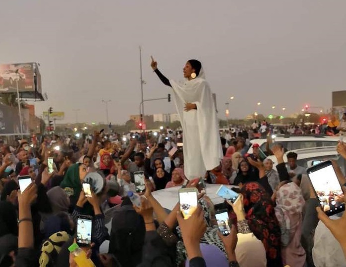 Egy fiatal nőről készült fotóban látták meg sokan a szudáni tüntetések szimbólumát