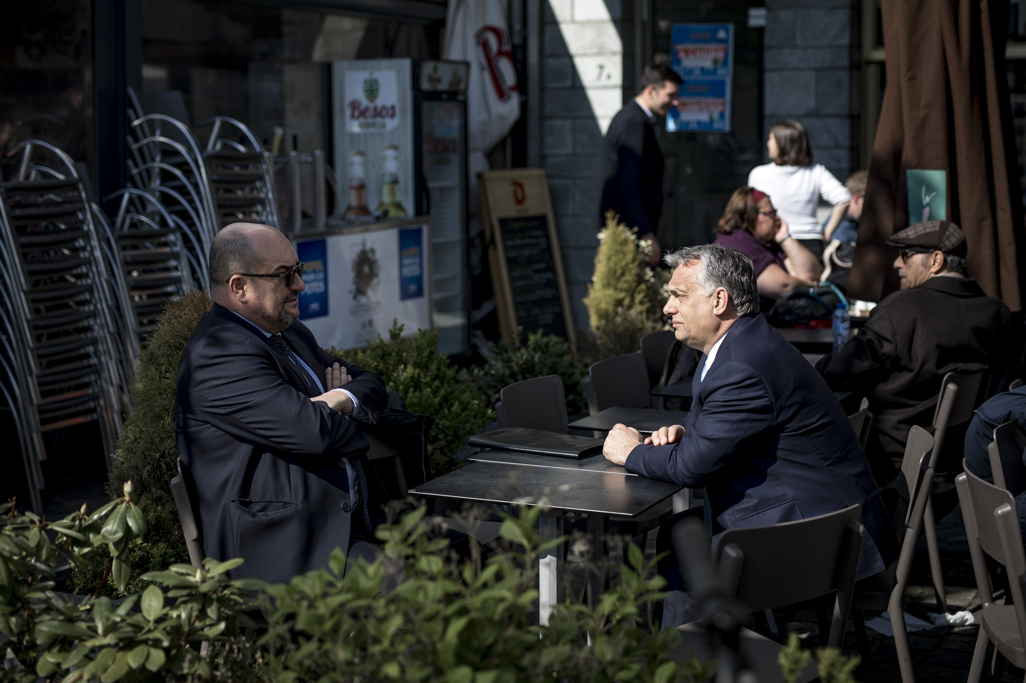 Orbán Viktor miniszterelnök és Brenzovics László, a Kárpátaljai Magyar Kulturális Szövetség (KMKSZ) elnöke egy teraszon ül Brüsszelben 2019. április 10-én