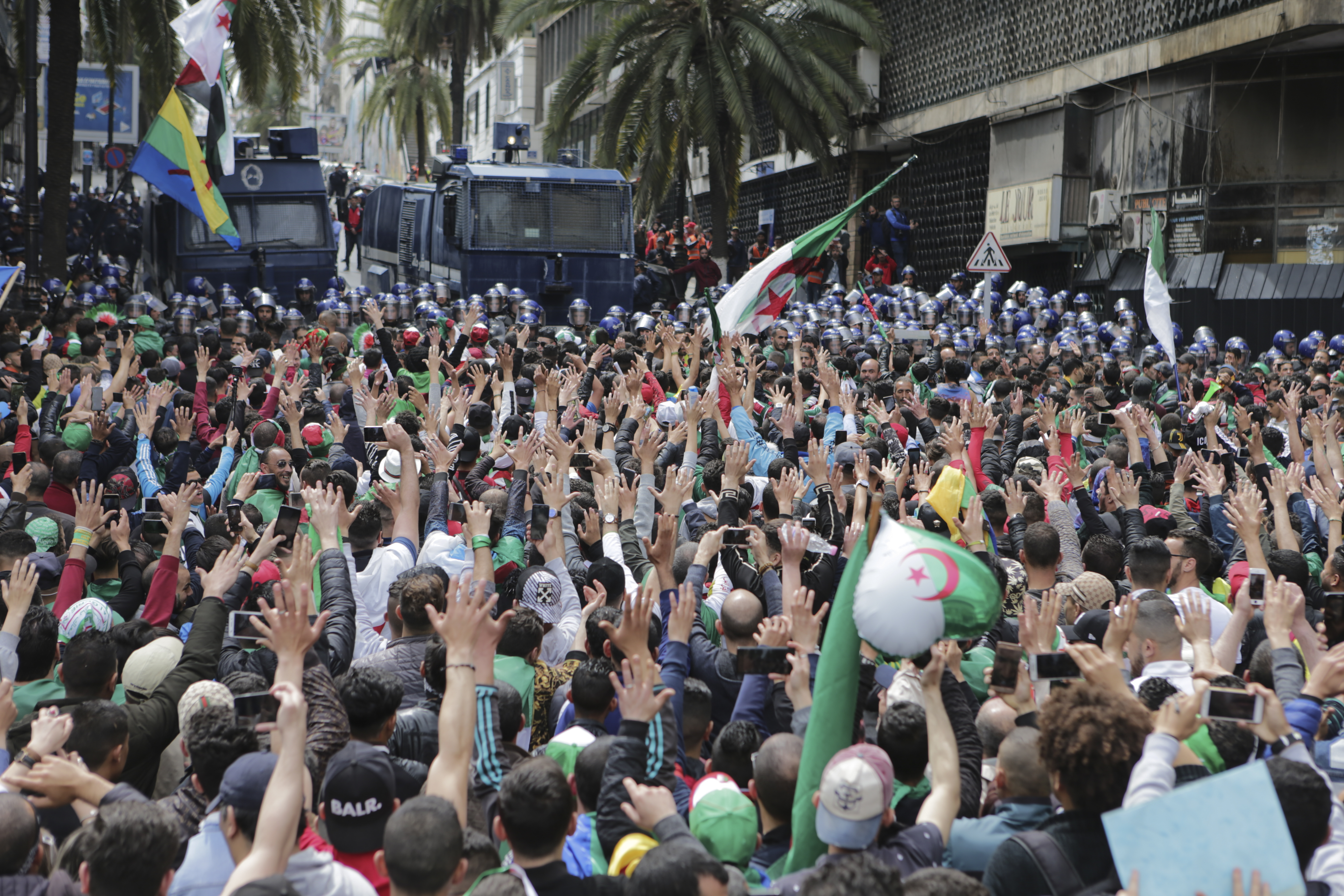 Ismét százezrek tüntettek Algériában 