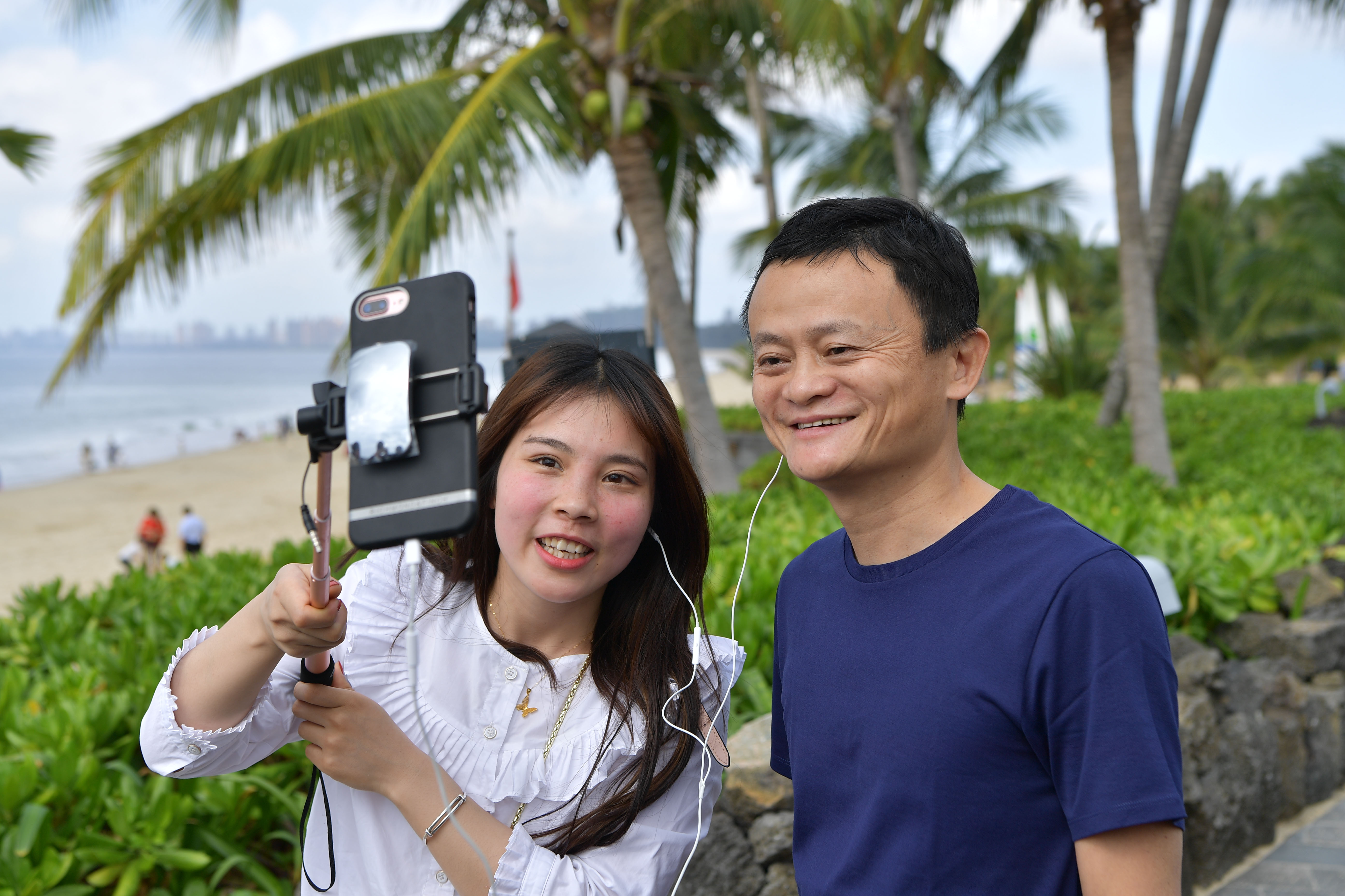 Jack Ma, aki valaha maga is tanár volt, egy falusi tanítónővel pózol.