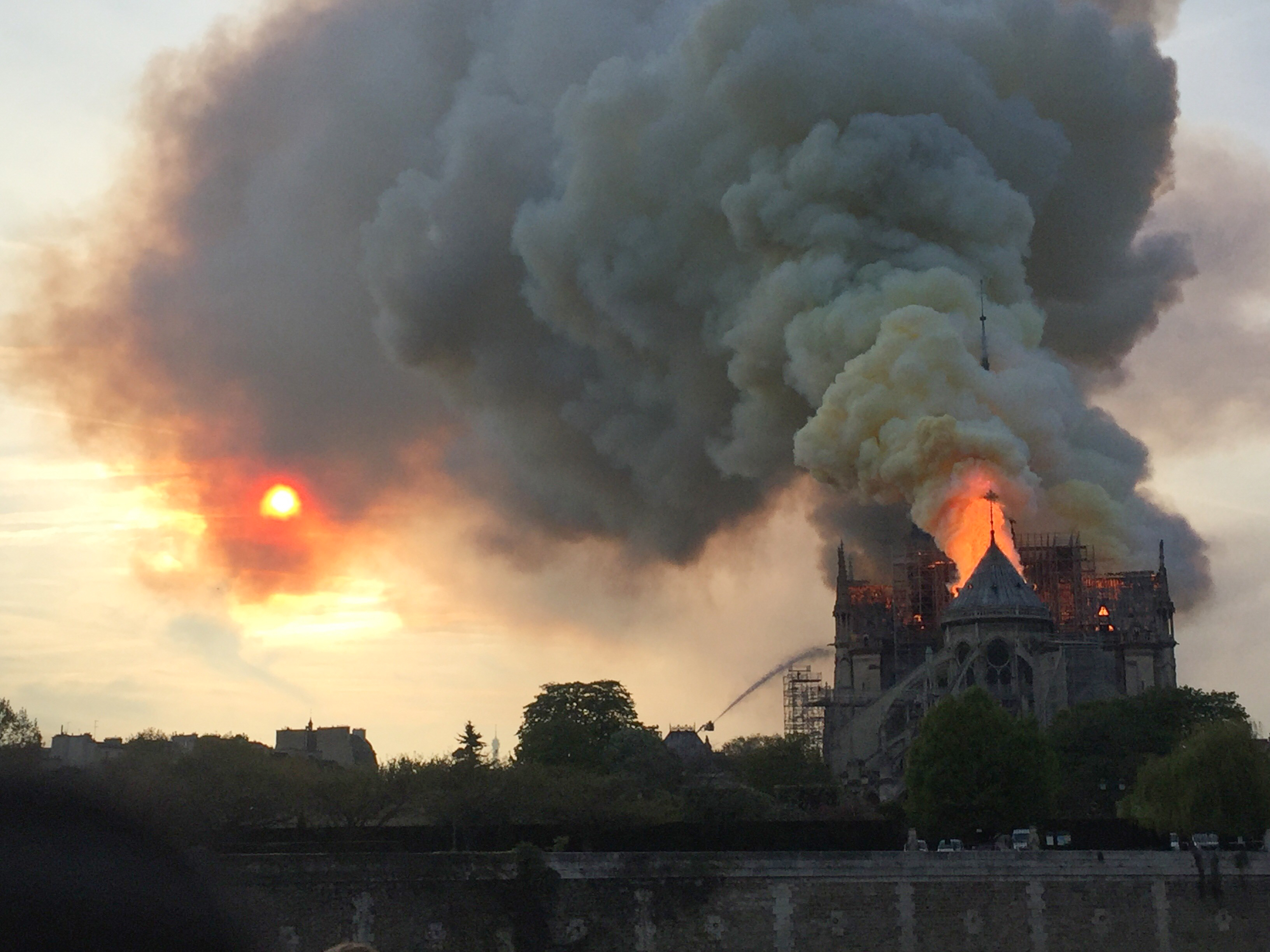 Fél órán múlt, hogy meg tudták menteni a Notre Dame falait