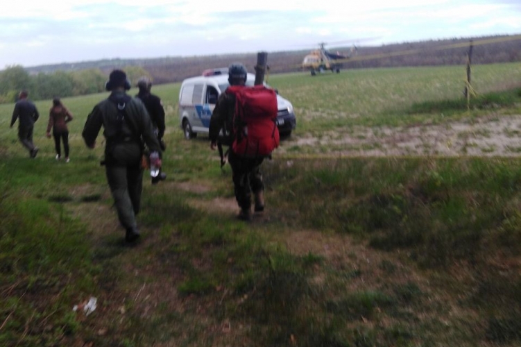 Honvédségi helikopterrel találták meg azt a bakonyszentlászlói férfit, aki hasba szúrta magát, majd befutott az erdőbe