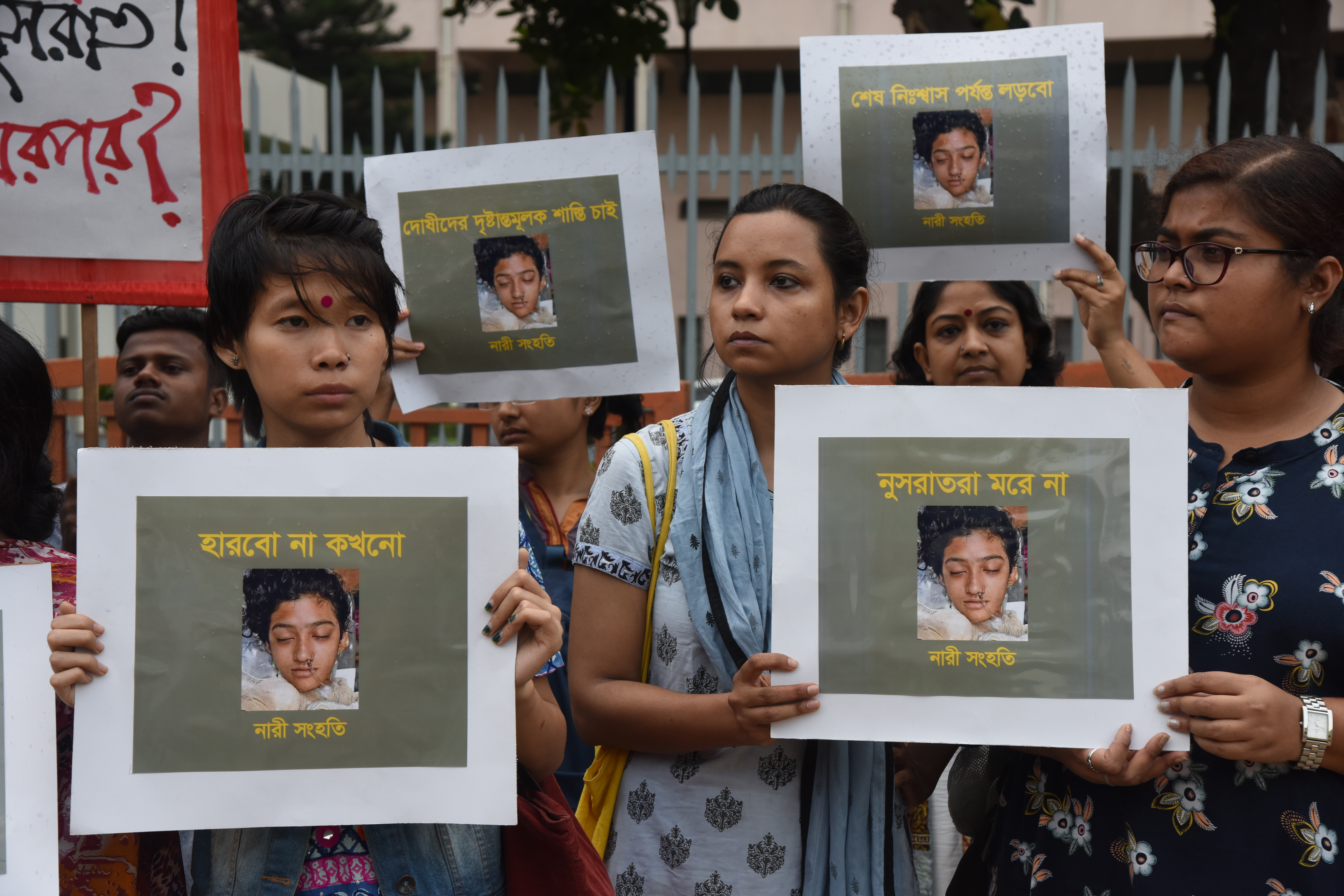 Halálbüntetést kaptak, akik felgyújtották a zaklatóját feljelentő bangladesi diáklányt