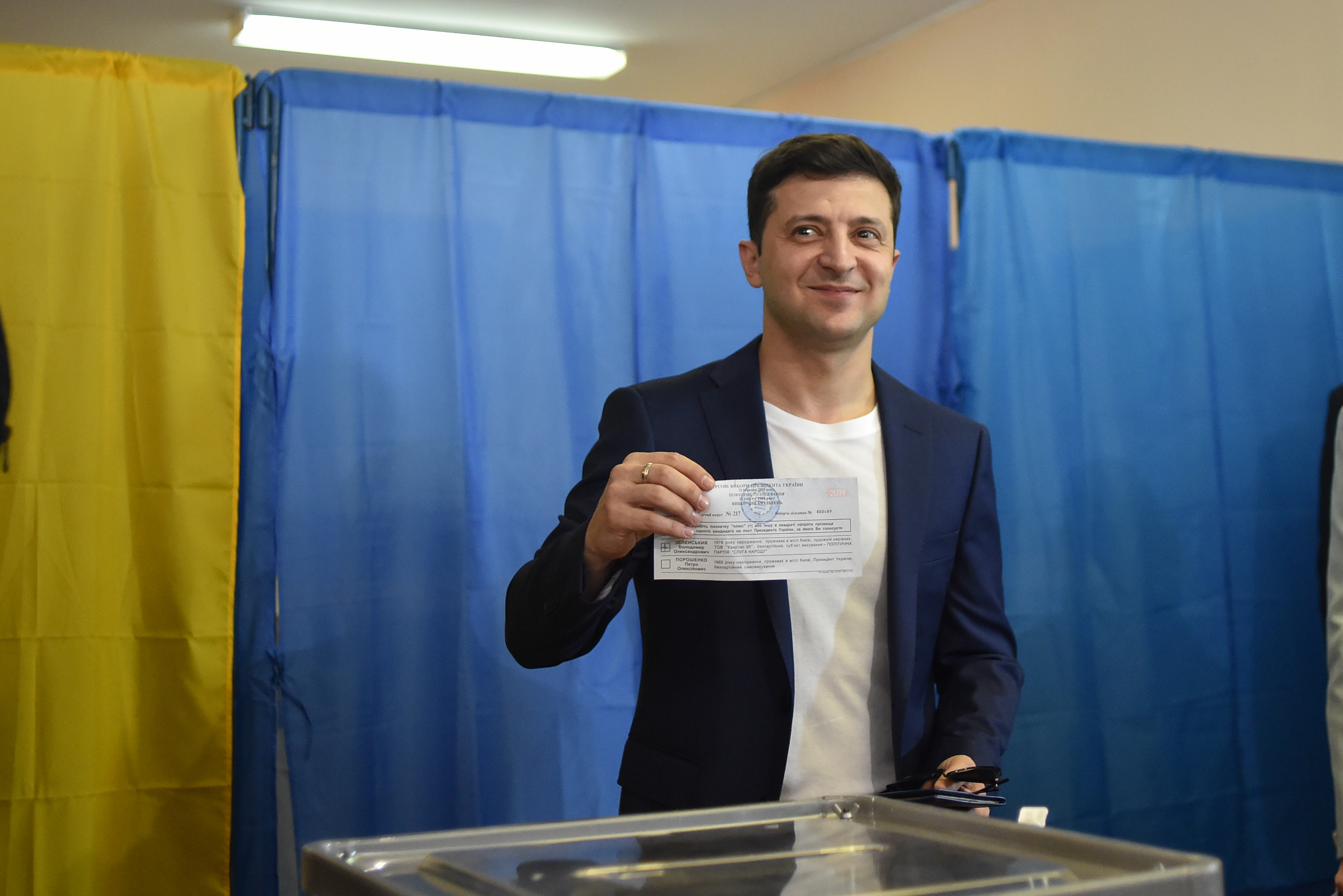 Zelenszkij „véletlenül” megmutatta a szavazólapját, ami tilos