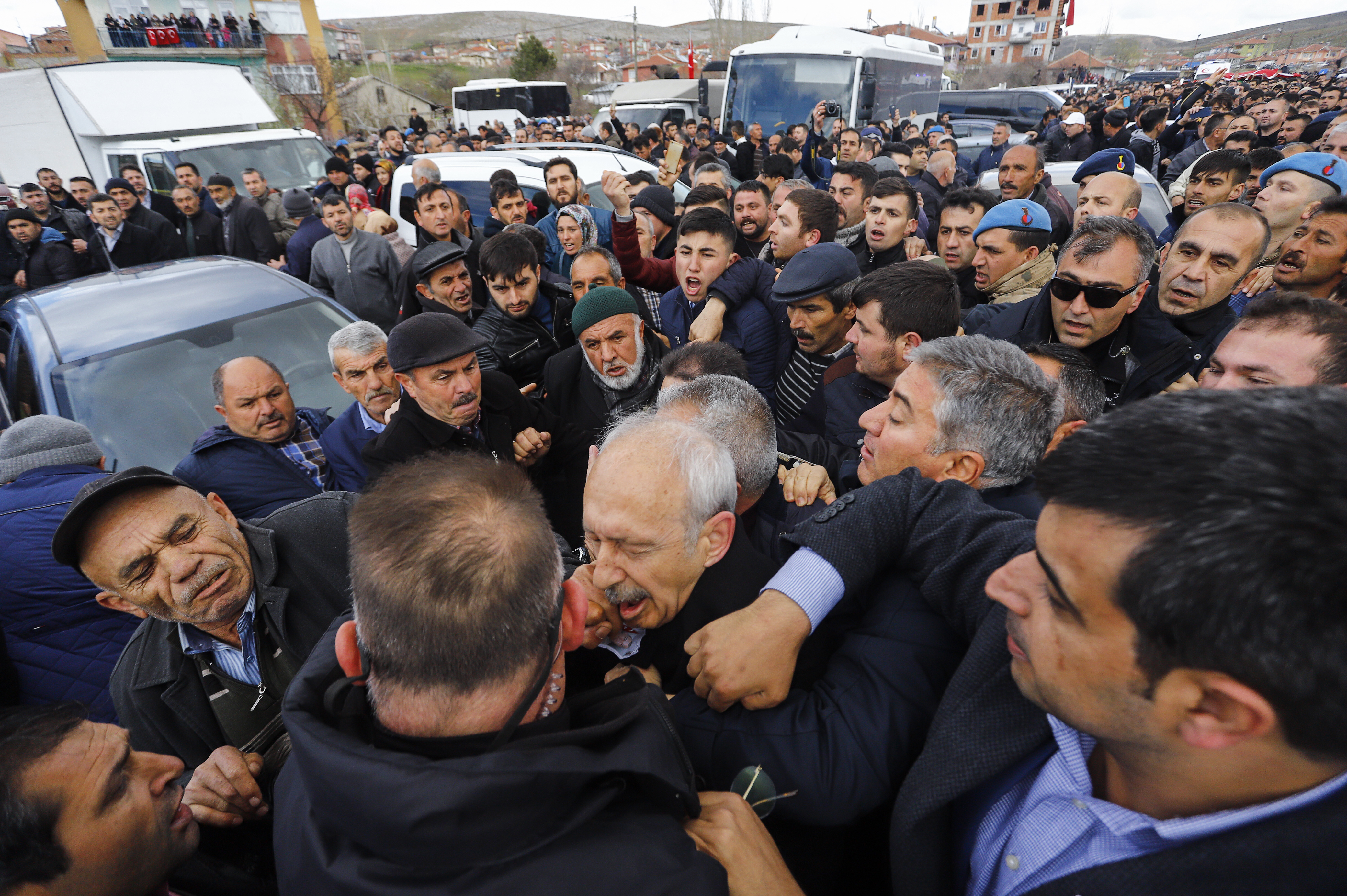 Rátámadtak a török ellenzéki vezetőre egy temetésen