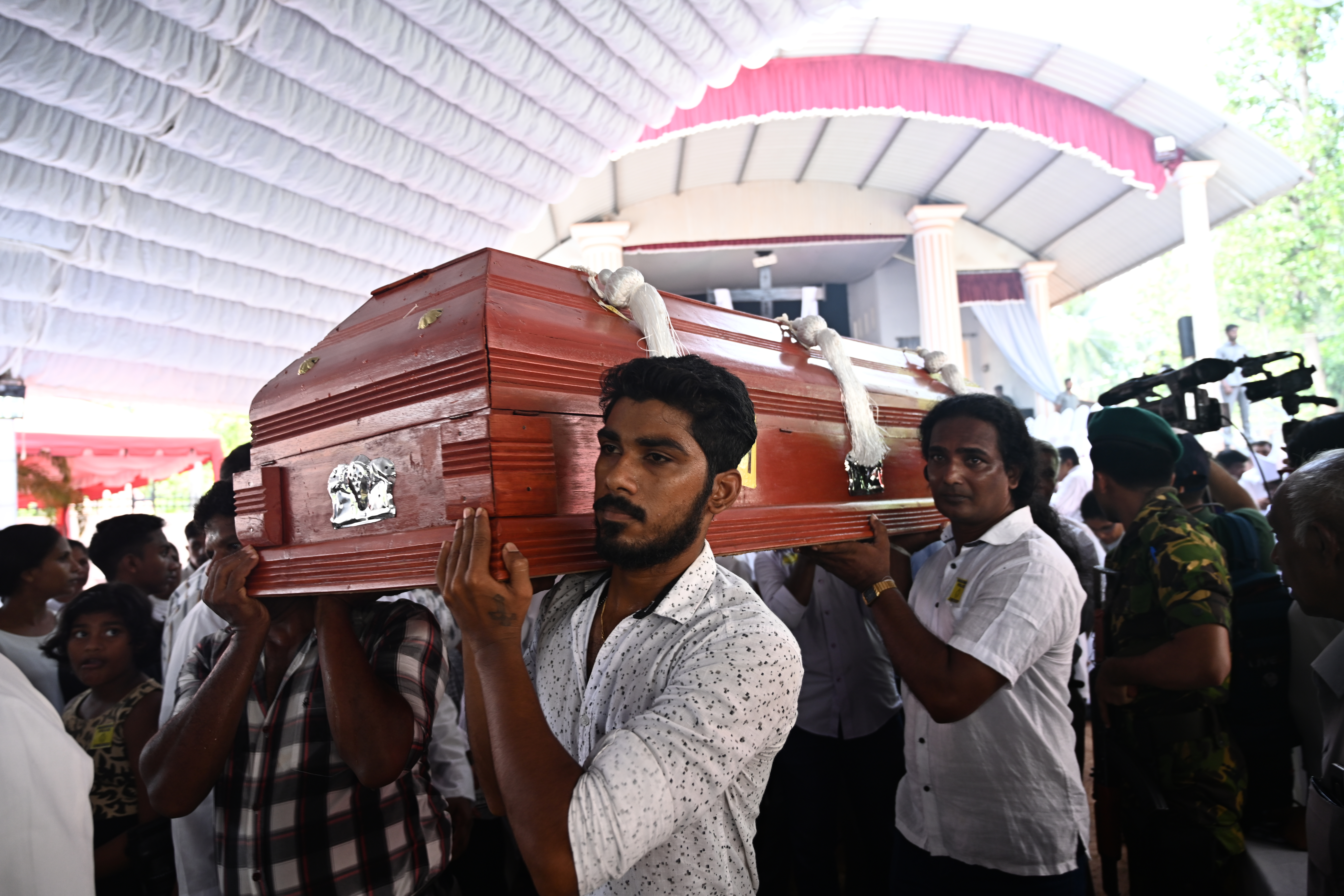 Letartóztatták Srí Lankán az öngyilkos merénylőket szállító autó sofőrjét