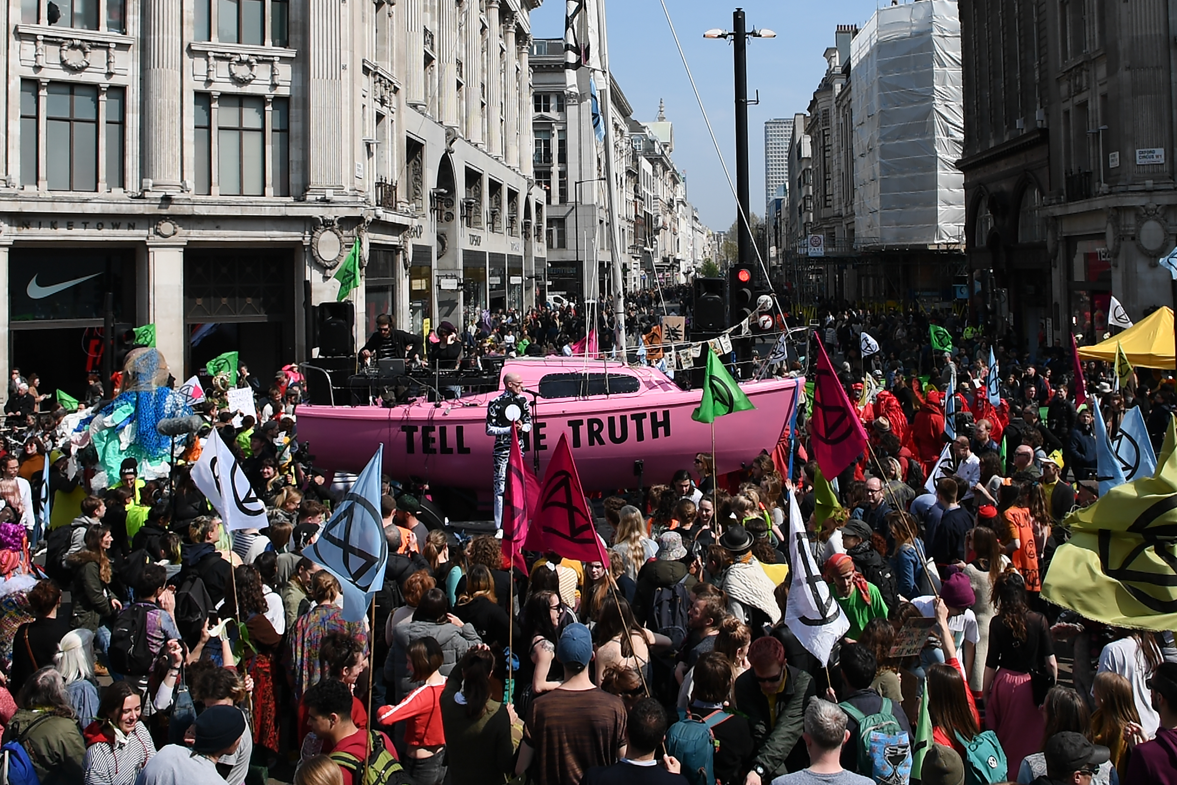 Az Extinction Rebellion tagjai az Oxford Street és a Regent Street kereszteződésében, április 15-én