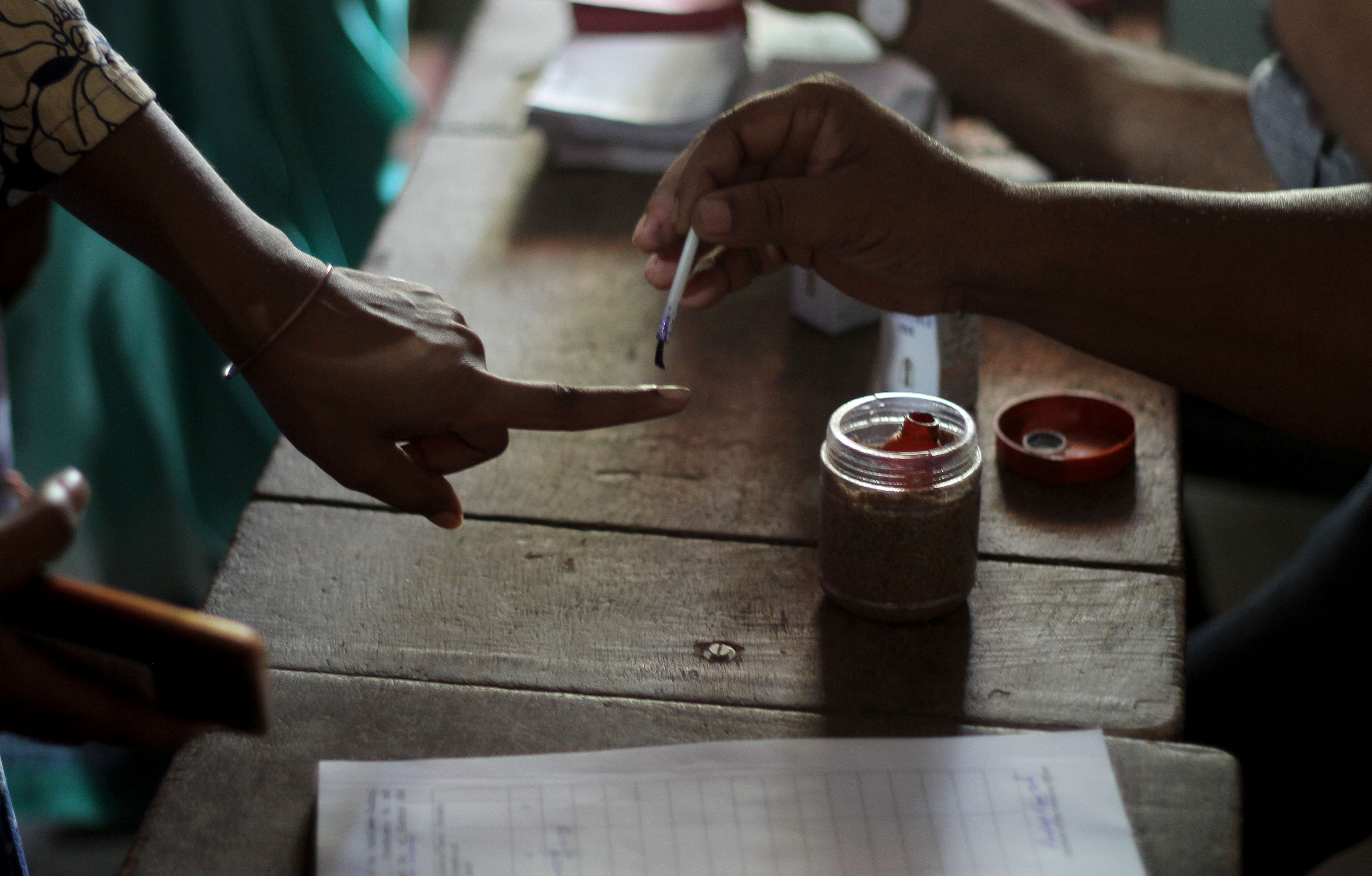 Hetven kilométert gyalogoltak a dzsungelben indiai választási biztosok, hogy egy remete leszavazhasson