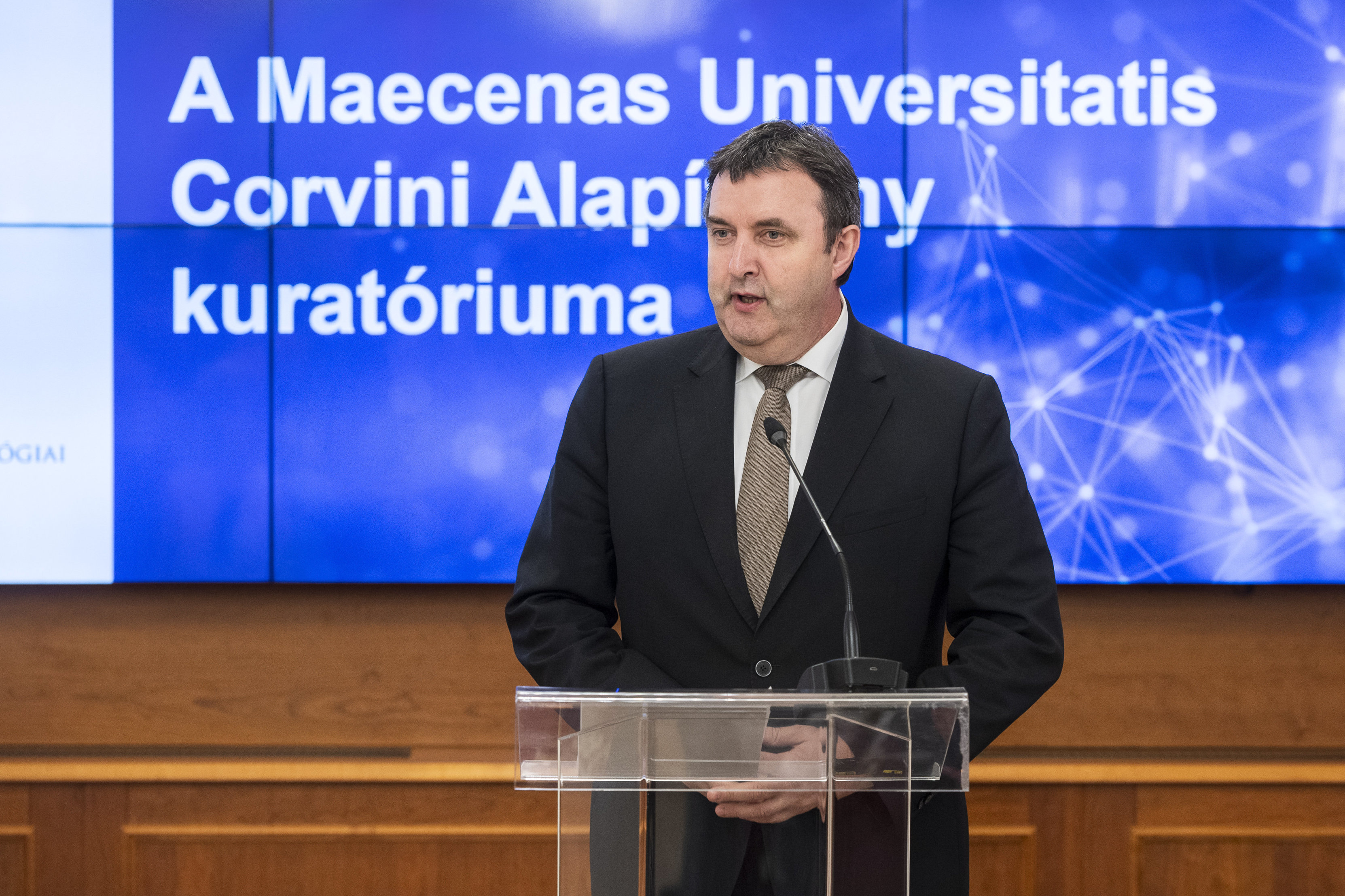 Palkovics László innovációs és technológiai miniszter beszél a Corvinus Egyetem fenntartóváltásának legfrissebb fejleményérõl tartott sajtótájékoztatón, az egyetem konferenciatermében 2019. április 24-én